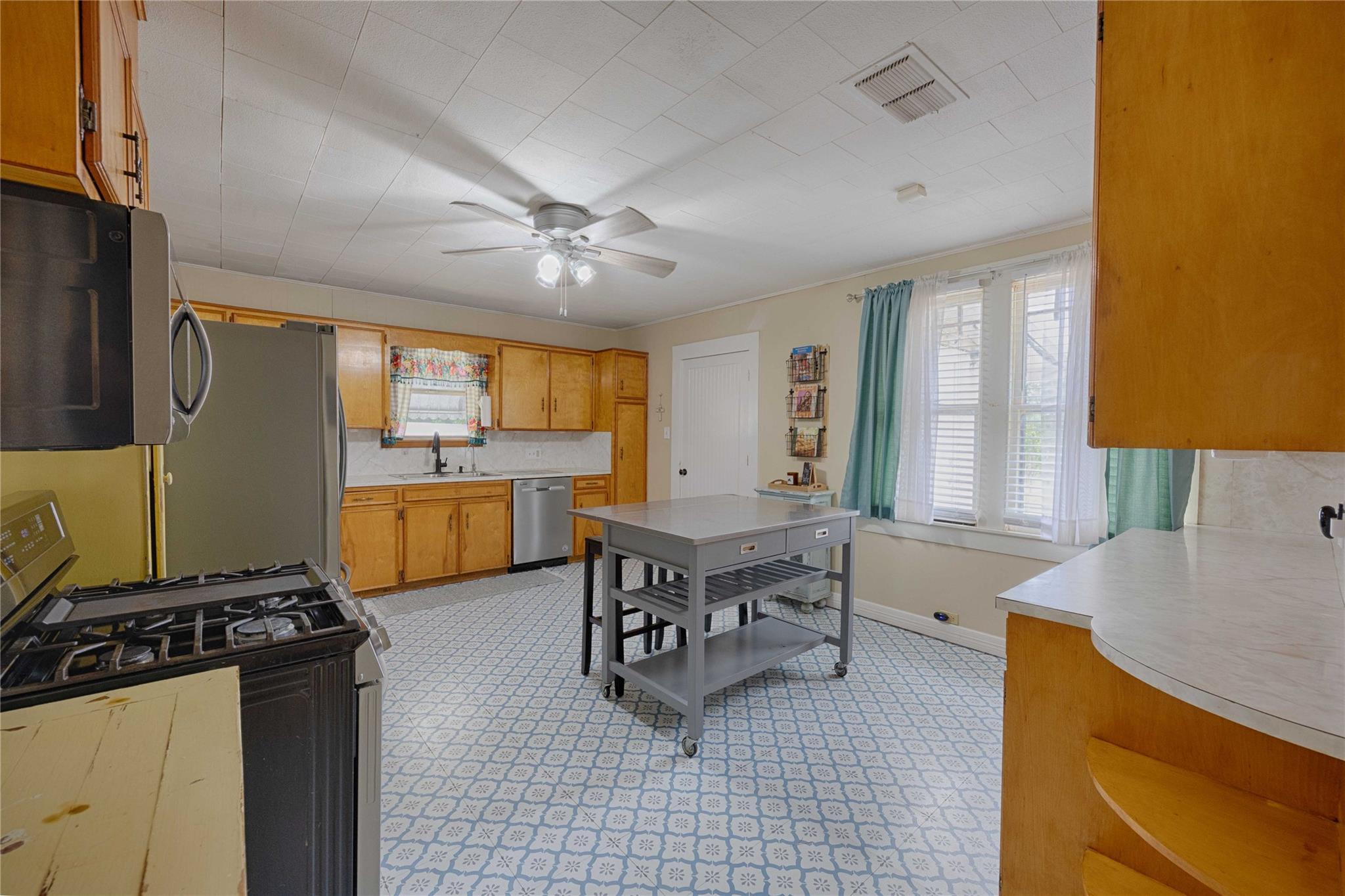 403 E 7th St, Flatonia, TX 78941