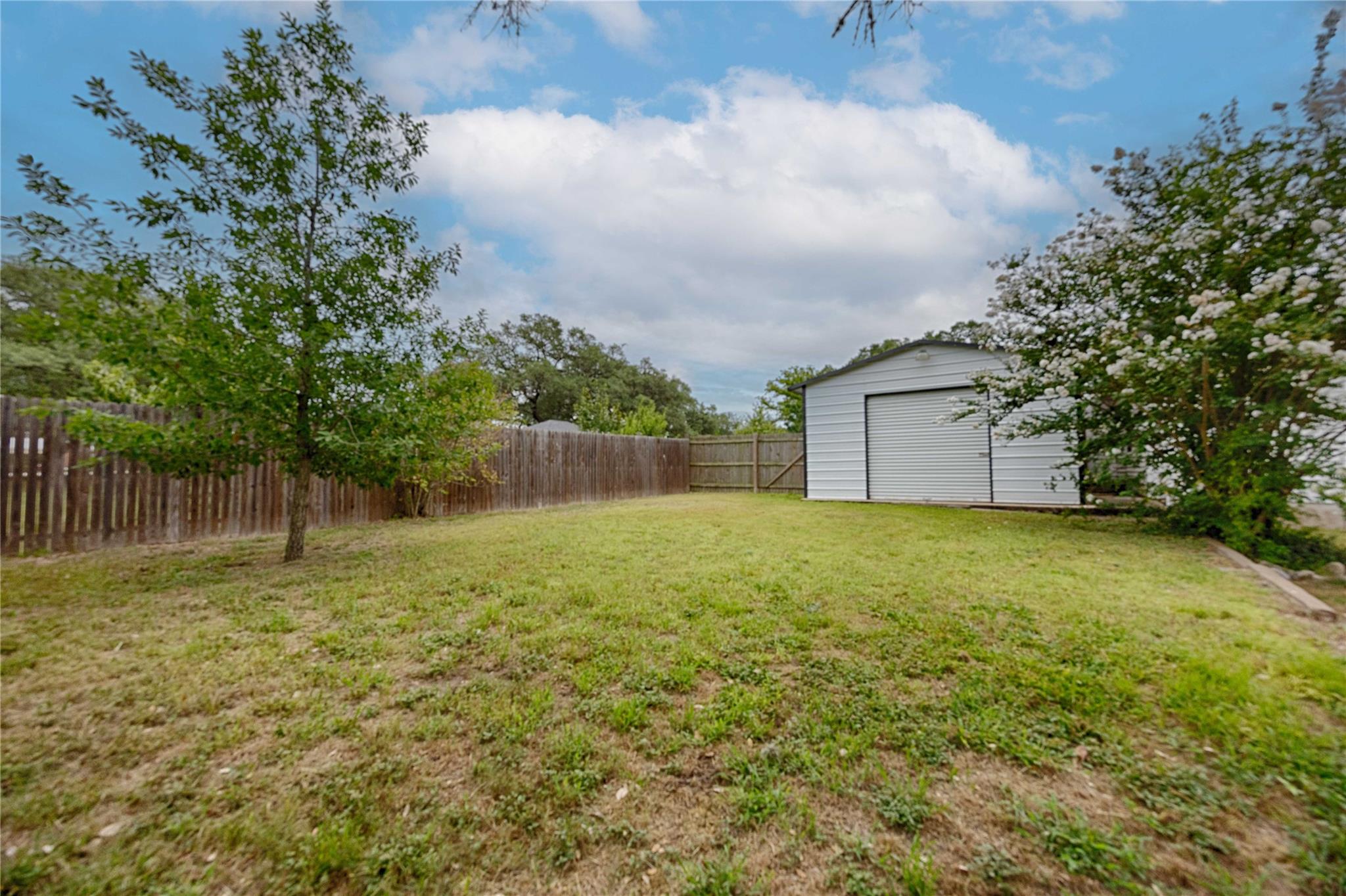 403 E 7th St, Flatonia, TX 78941