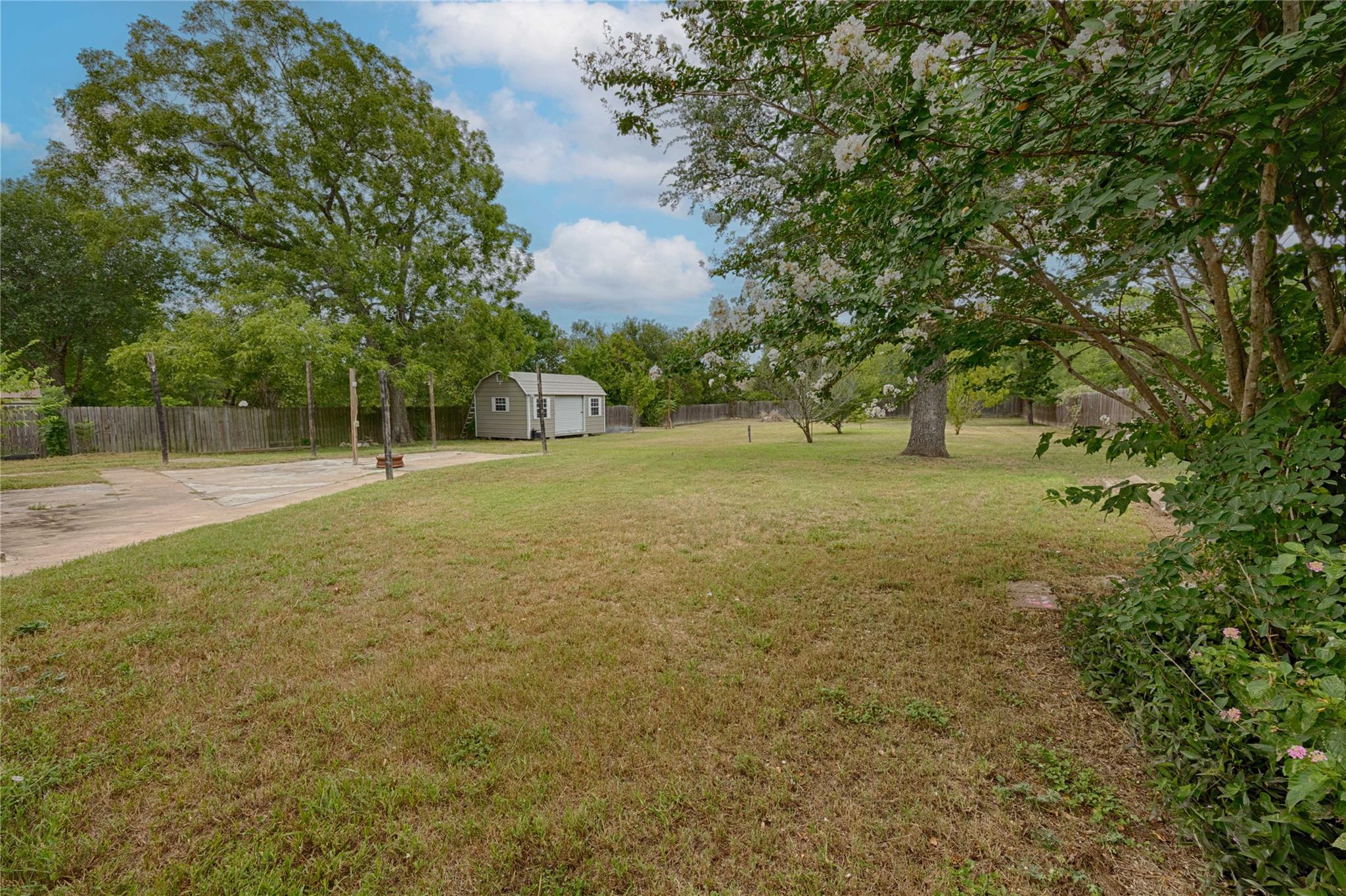 403 E 7th St, Flatonia, TX 78941