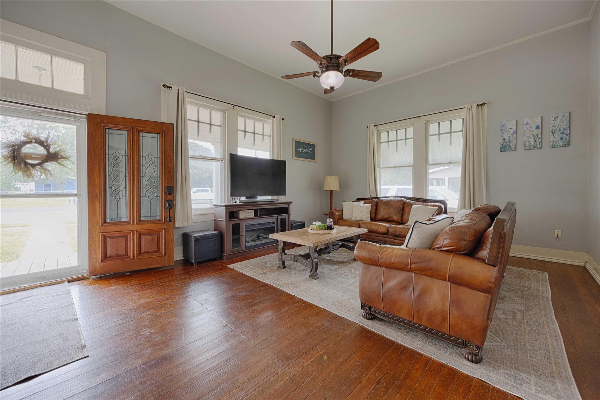 403 E 7th St, Flatonia, TX 78941