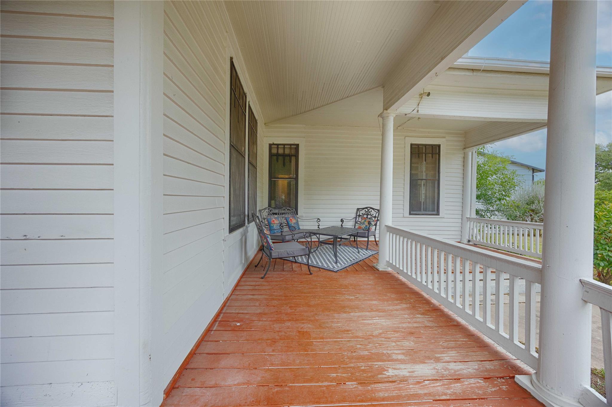 403 E 7th St, Flatonia, TX 78941