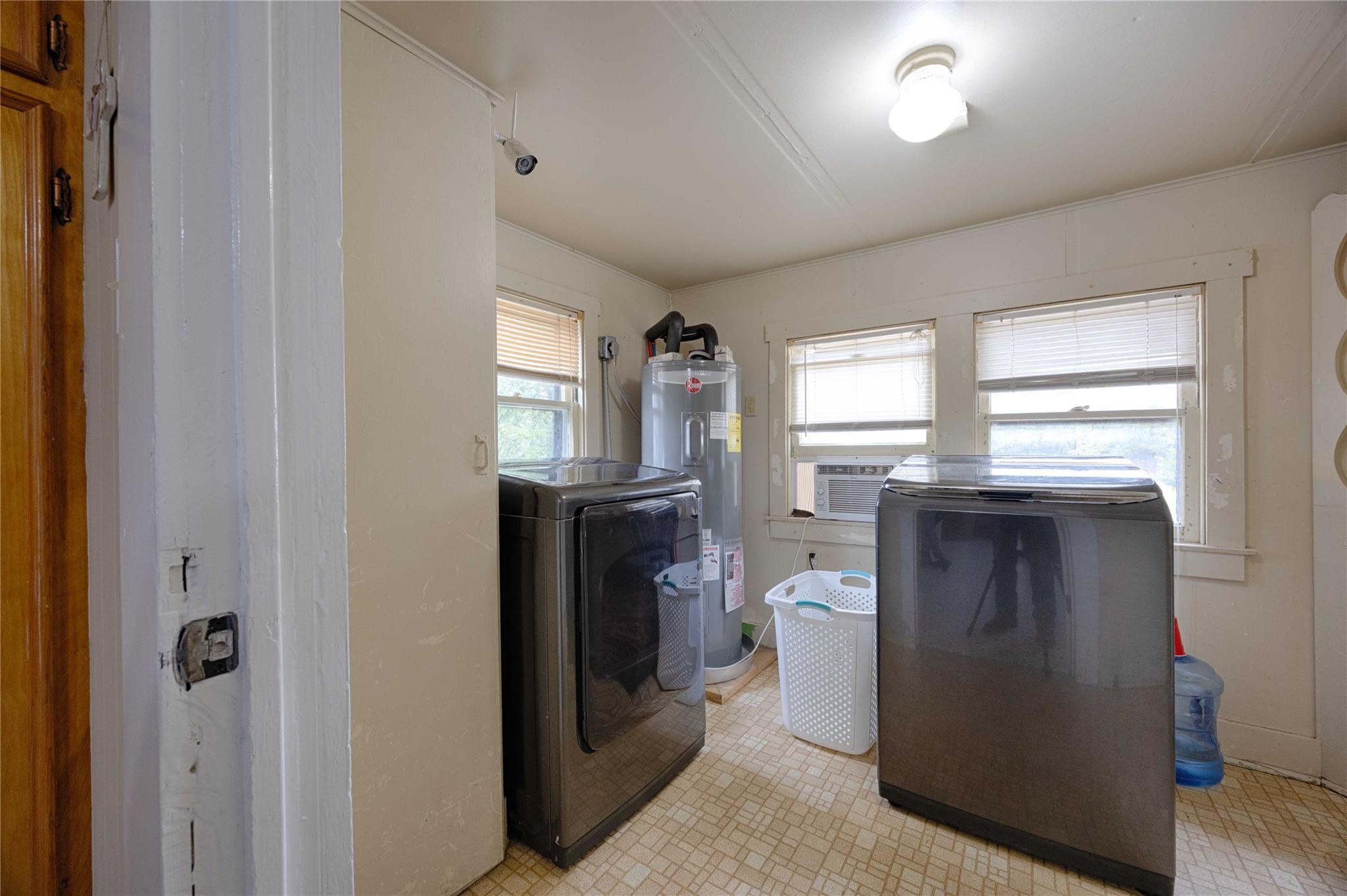 403 E 7th St, Flatonia, TX 78941