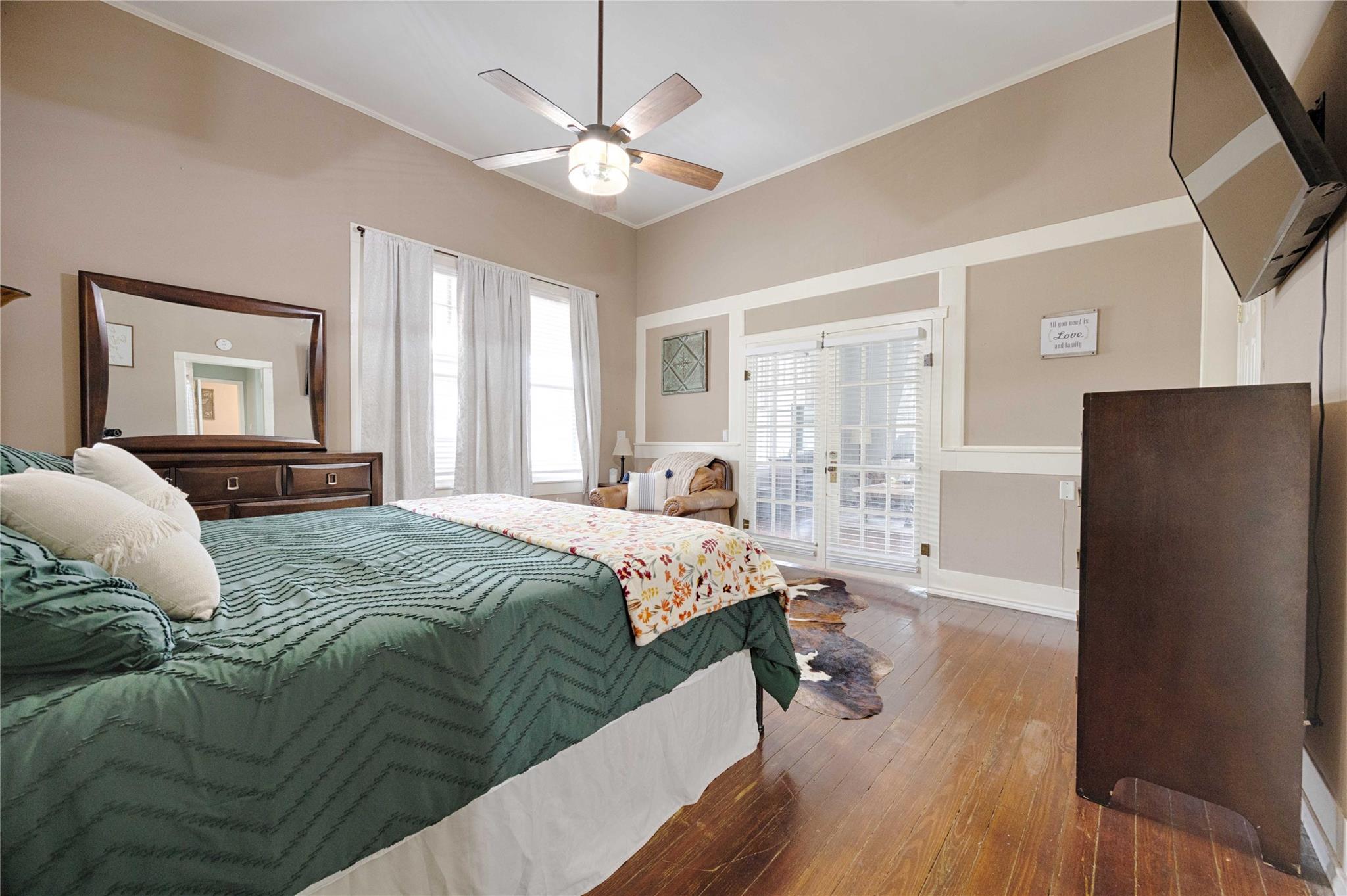 403 E 7th St, Flatonia, TX 78941