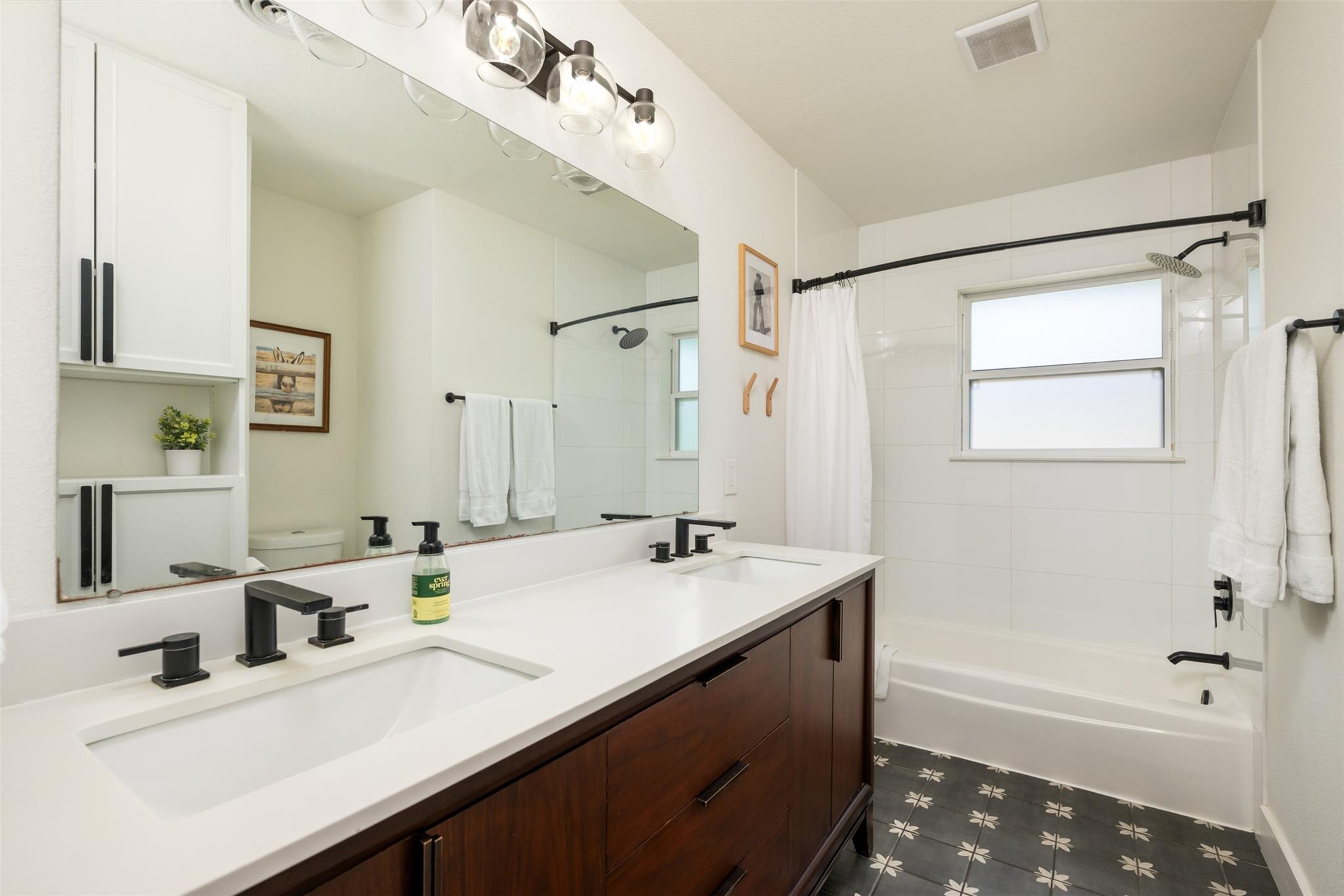 1107 E 17th St, Georgetown, TX 78626