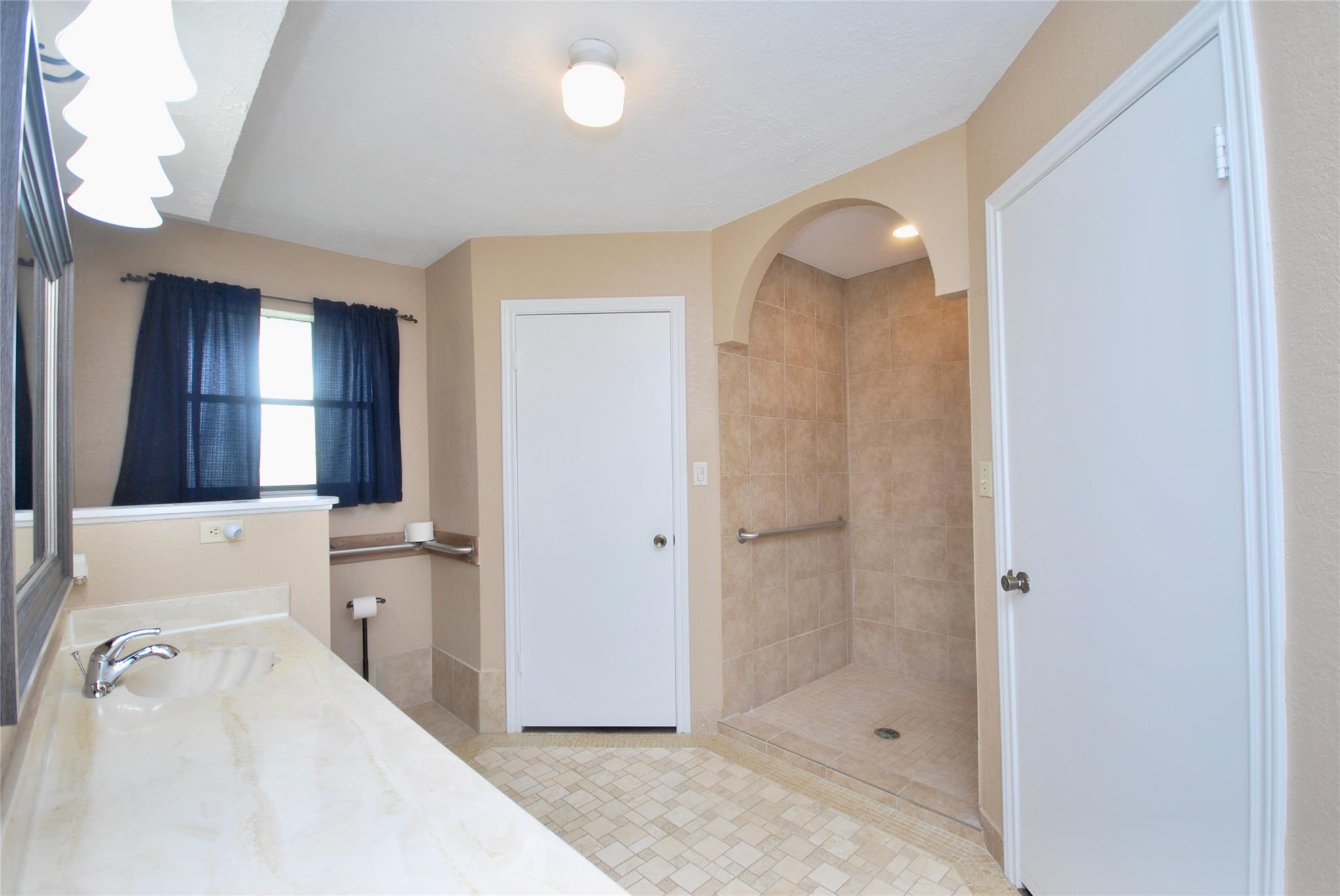 2745 Holub Rd, Schulenburg, TX 78956