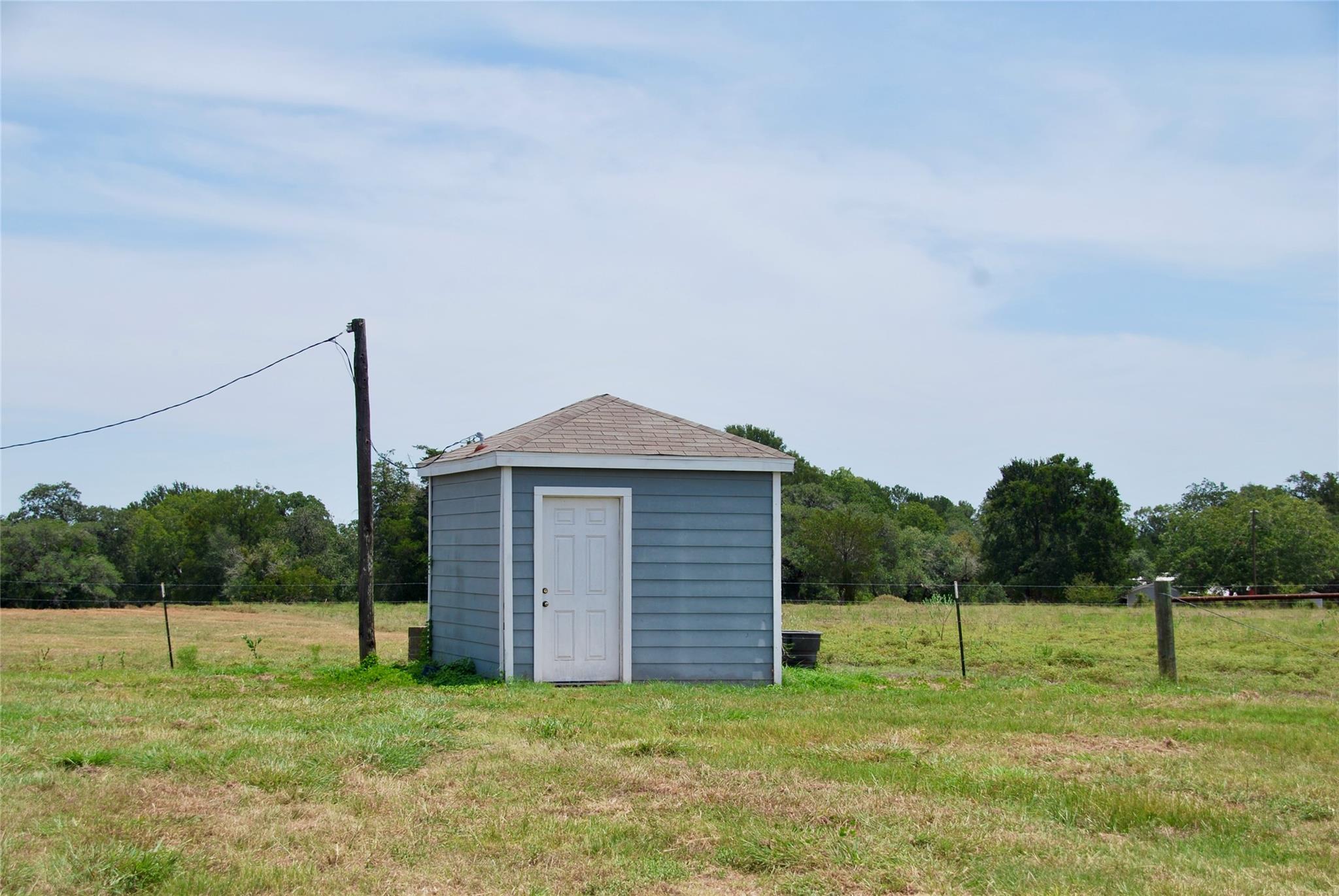 2745 Holub Rd, Schulenburg, TX 78956