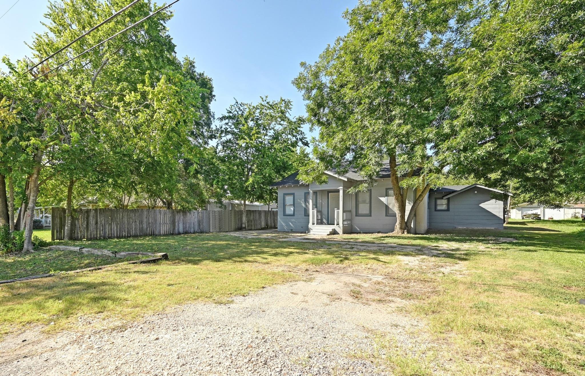 513 San Marcos Highway, Luling, TX 78648