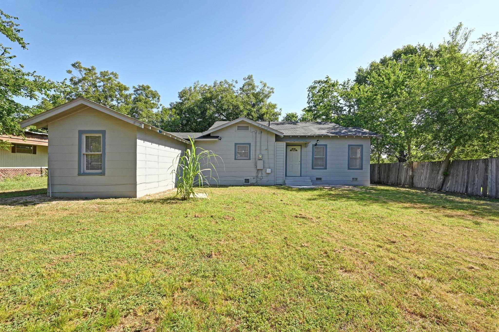 513 San Marcos Highway, Luling, TX 78648