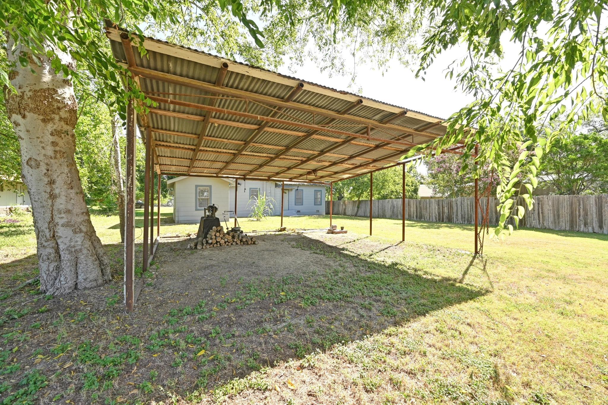 513 San Marcos Highway, Luling, TX 78648