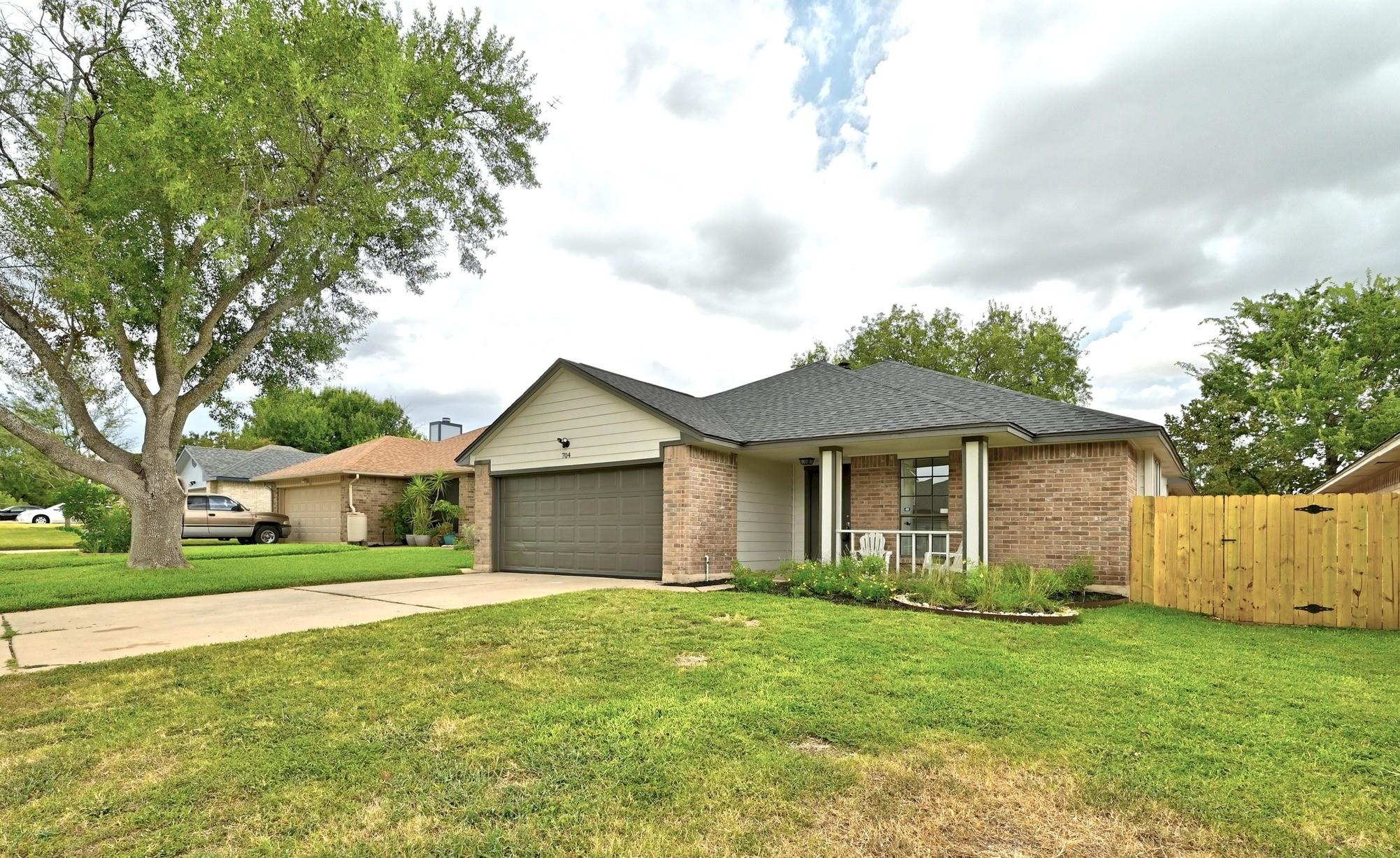704 SAUNDERS Dr, Round Rock, TX 78664