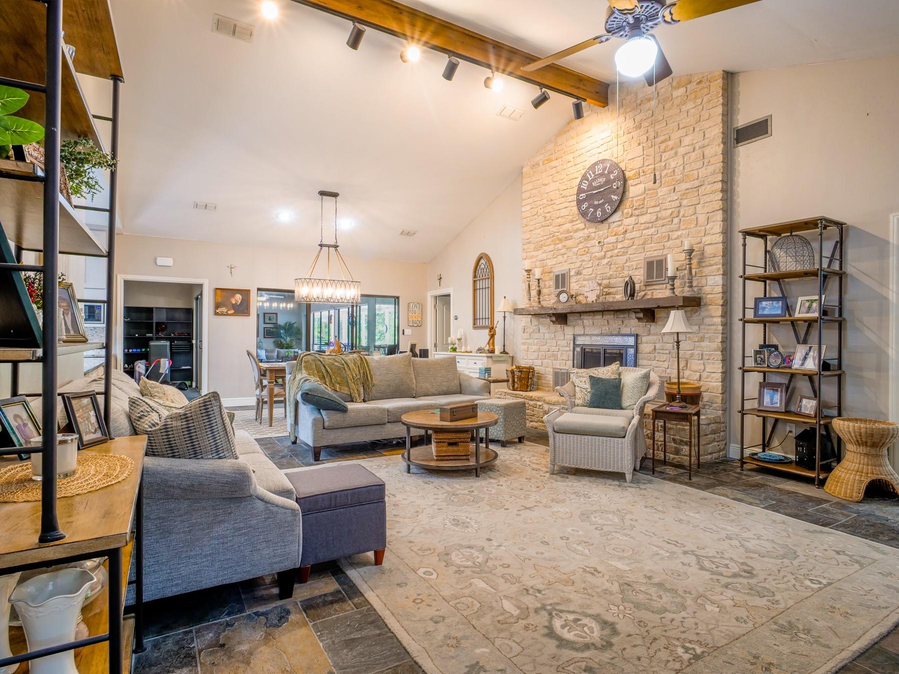 313 Meadowlakes Dr, Meadowlakes, TX 78654