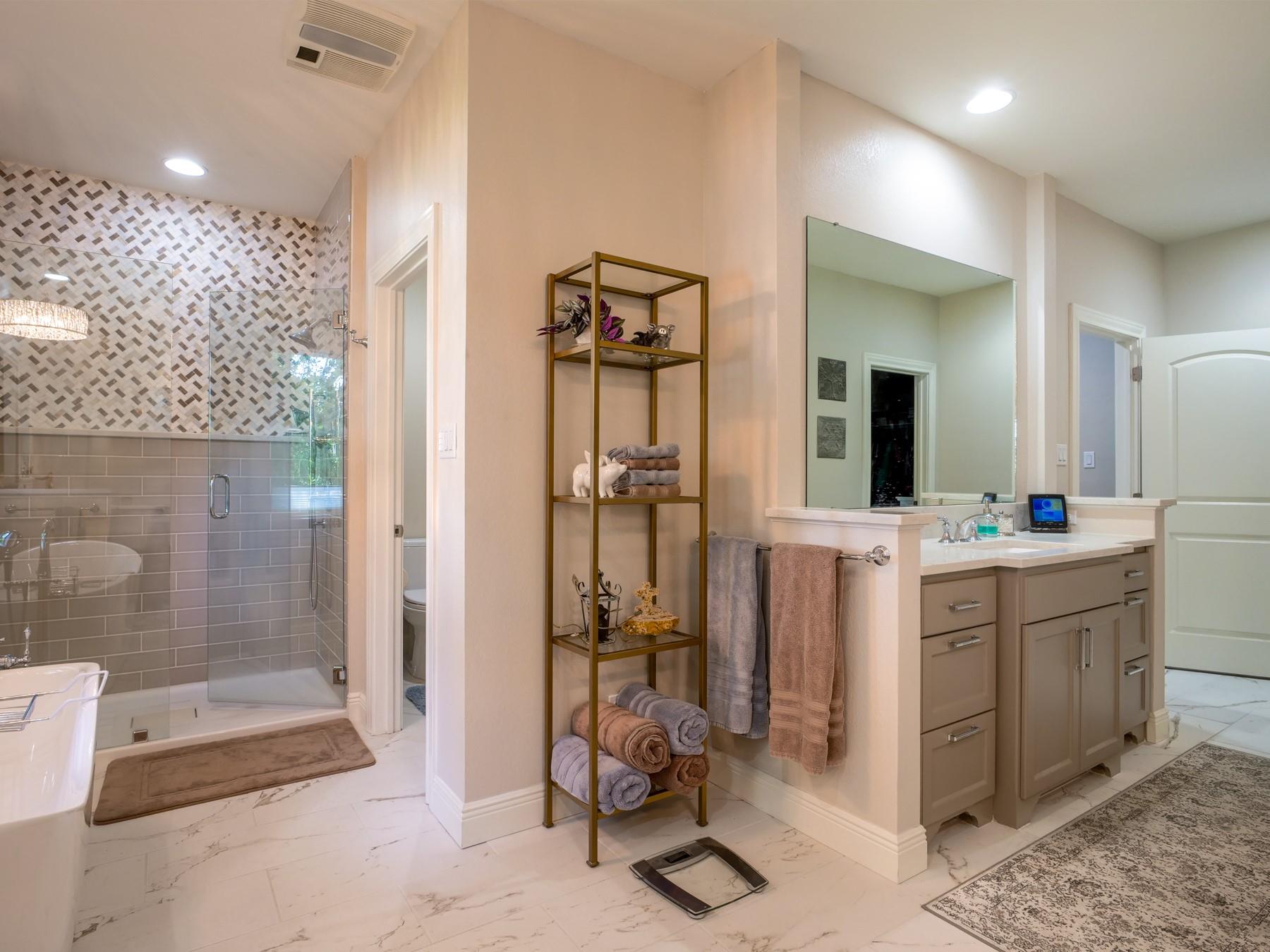 313 Meadowlakes Dr, Meadowlakes, TX 78654