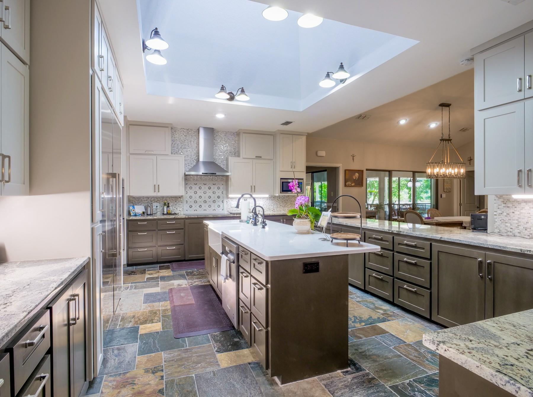 313 Meadowlakes Dr, Meadowlakes, TX 78654