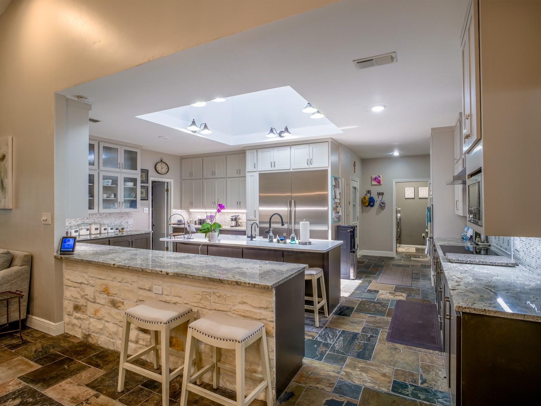 313 Meadowlakes Dr, Meadowlakes, TX 78654