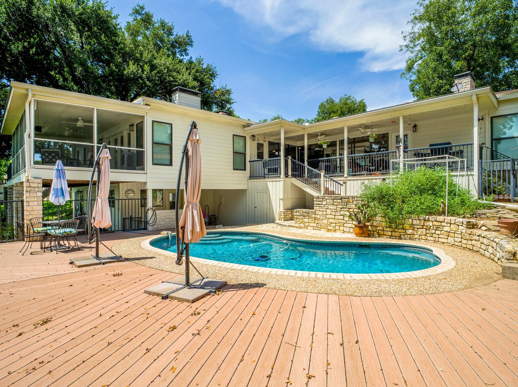 313 Meadowlakes Dr, Meadowlakes, TX 78654