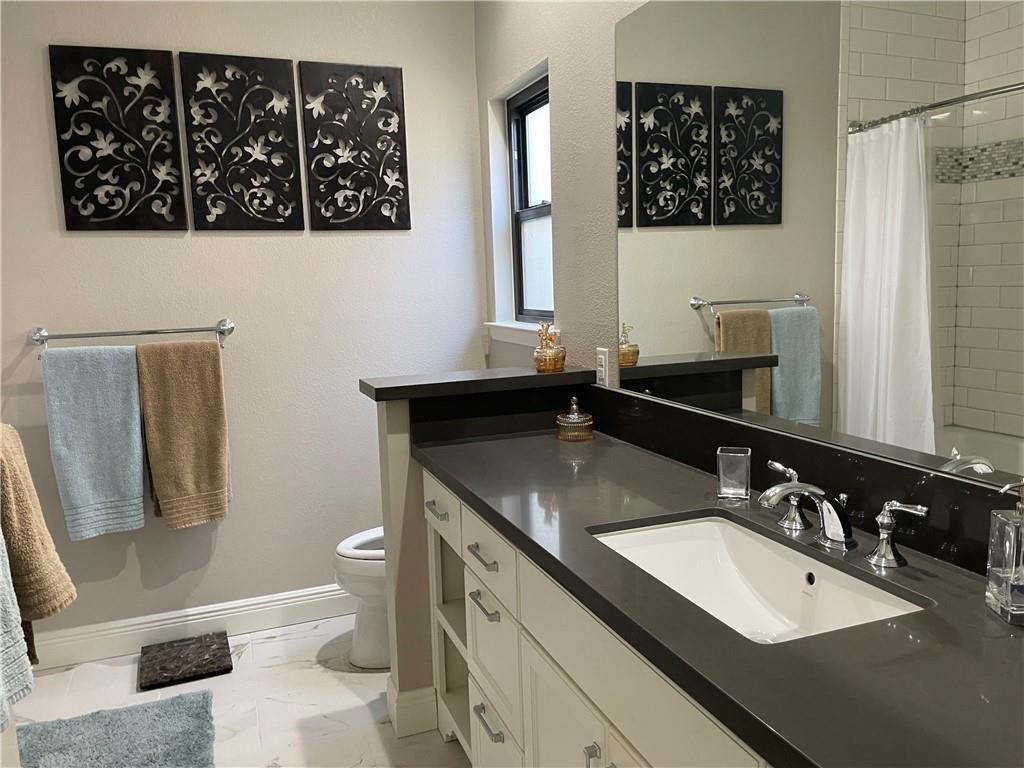 313 Meadowlakes Dr, Meadowlakes, TX 78654