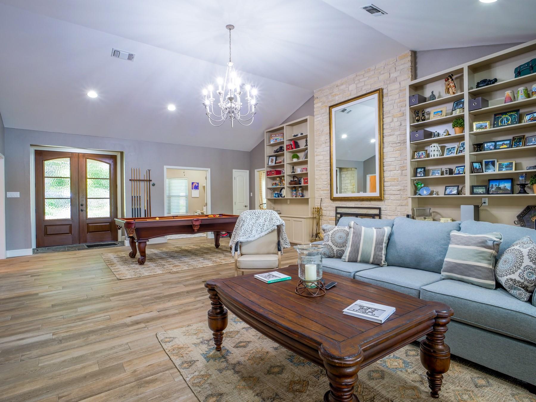 313 Meadowlakes Dr, Meadowlakes, TX 78654