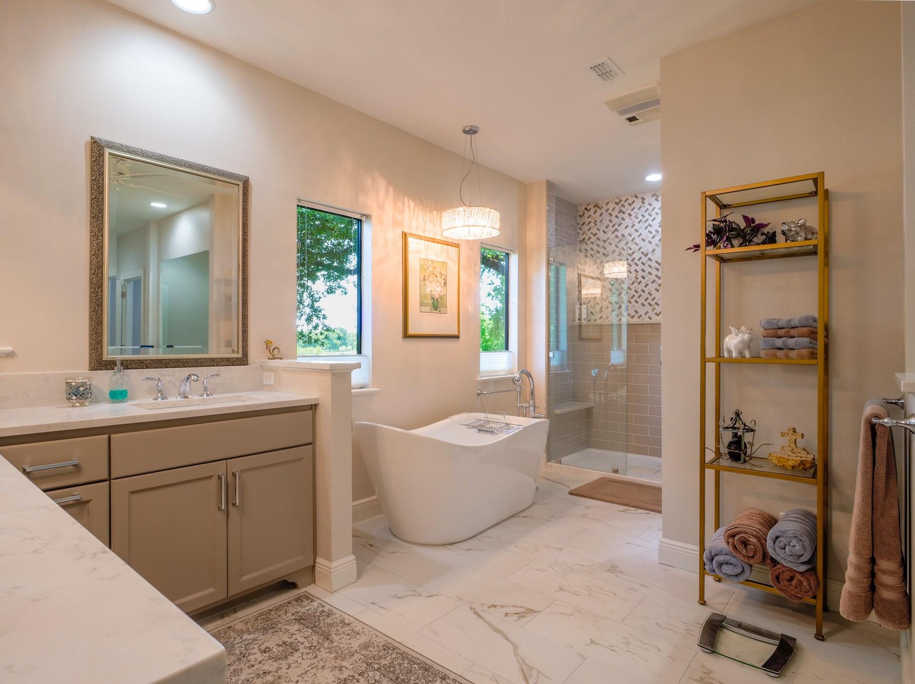 313 Meadowlakes Dr, Meadowlakes, TX 78654