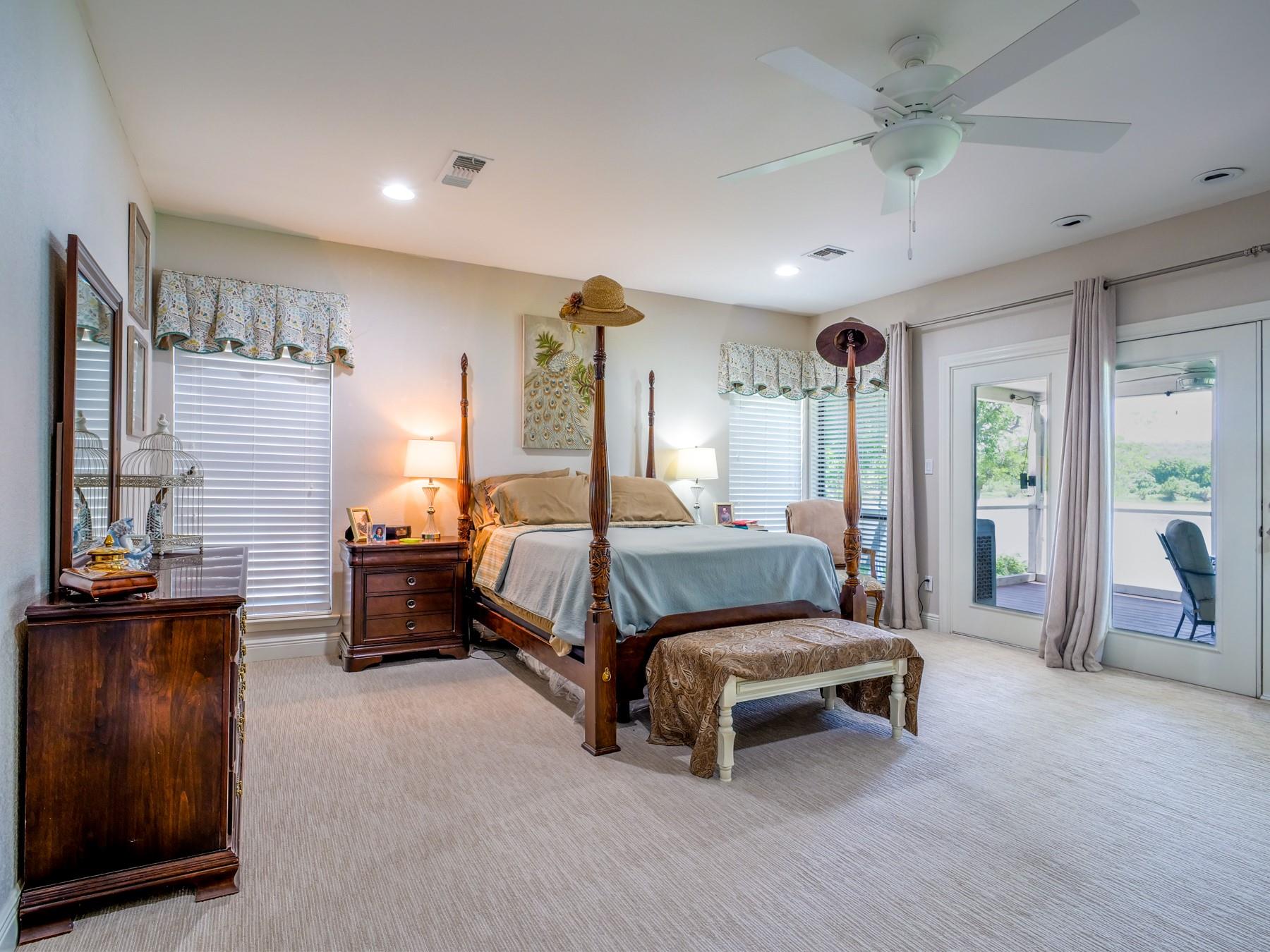 313 Meadowlakes Dr, Meadowlakes, TX 78654