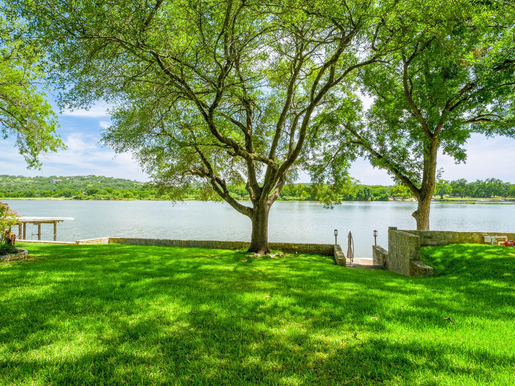 313 Meadowlakes Dr, Meadowlakes, TX 78654