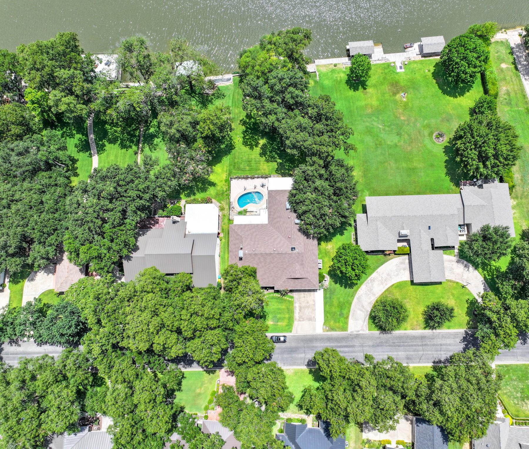 313 Meadowlakes Dr, Meadowlakes, TX 78654