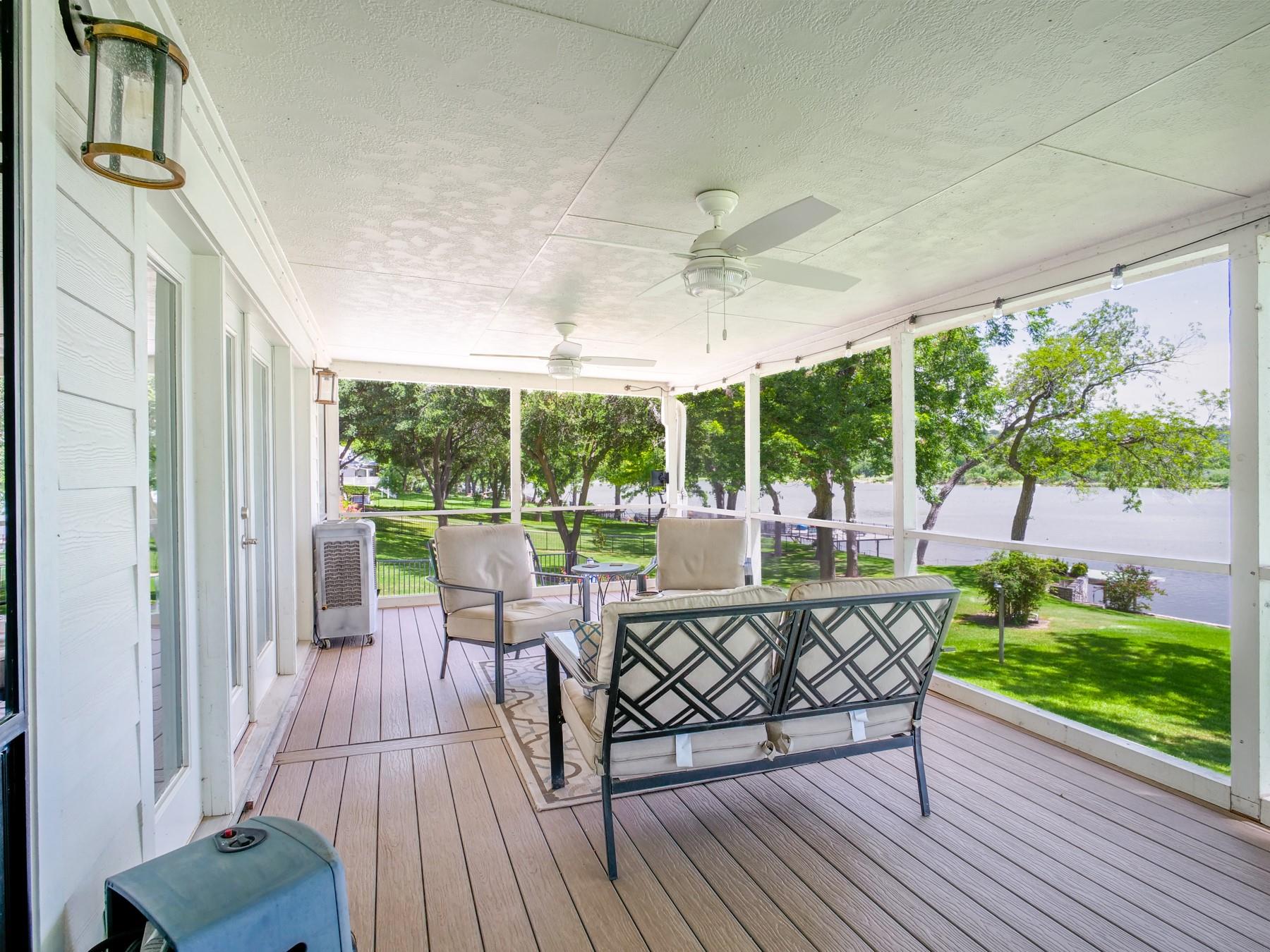 313 Meadowlakes Dr, Meadowlakes, TX 78654