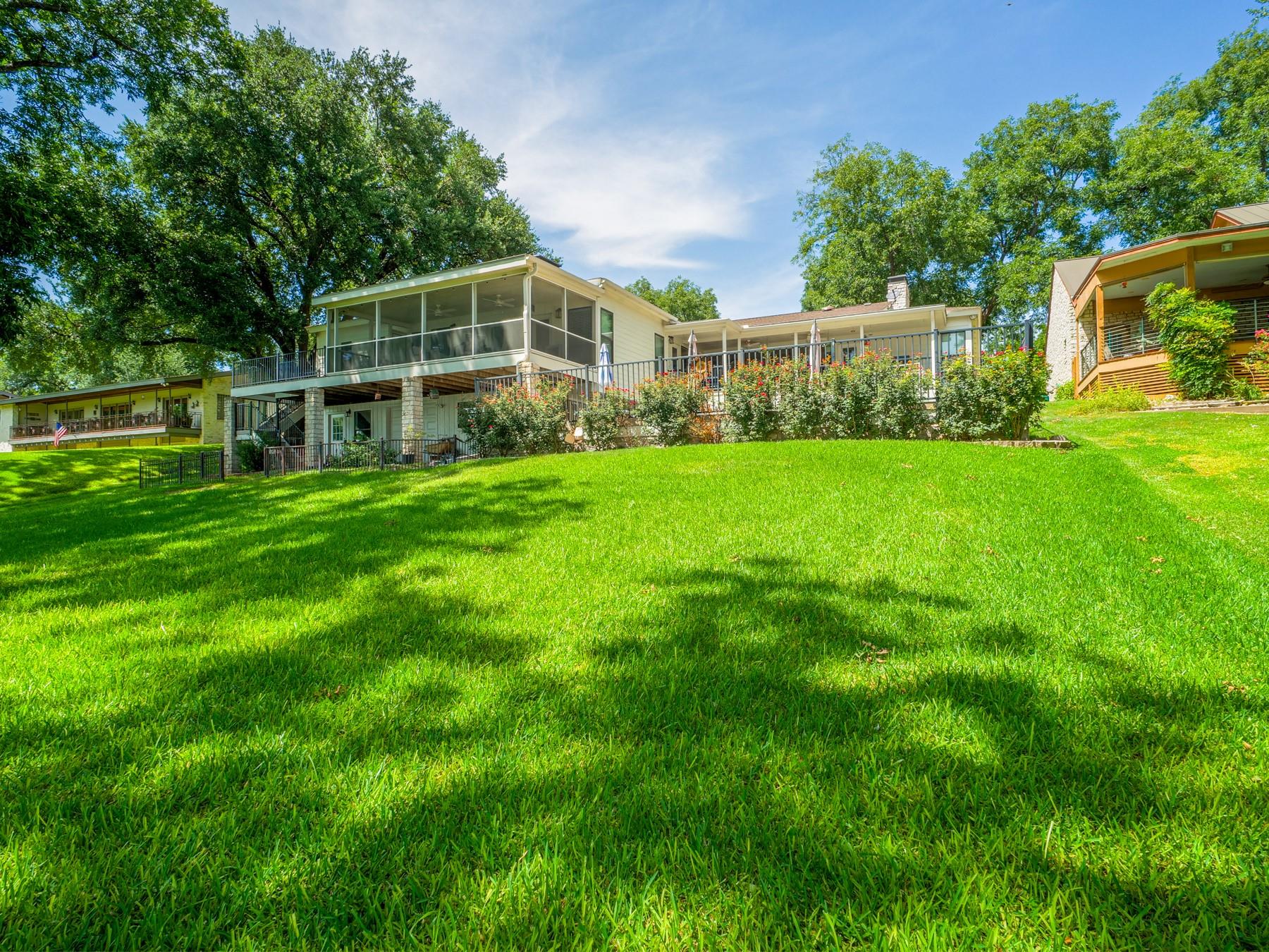 313 Meadowlakes Dr, Meadowlakes, TX 78654