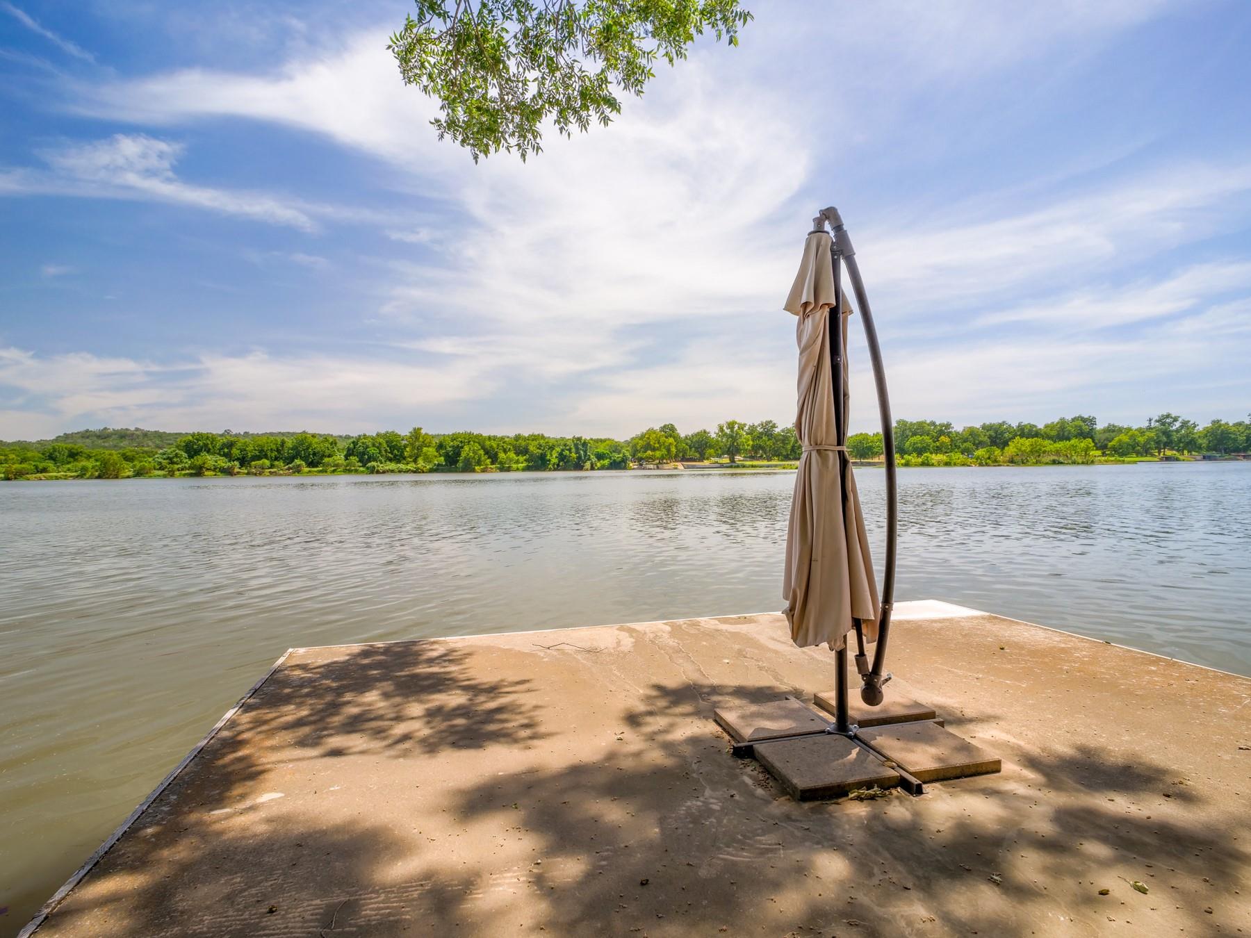 313 Meadowlakes Dr, Meadowlakes, TX 78654