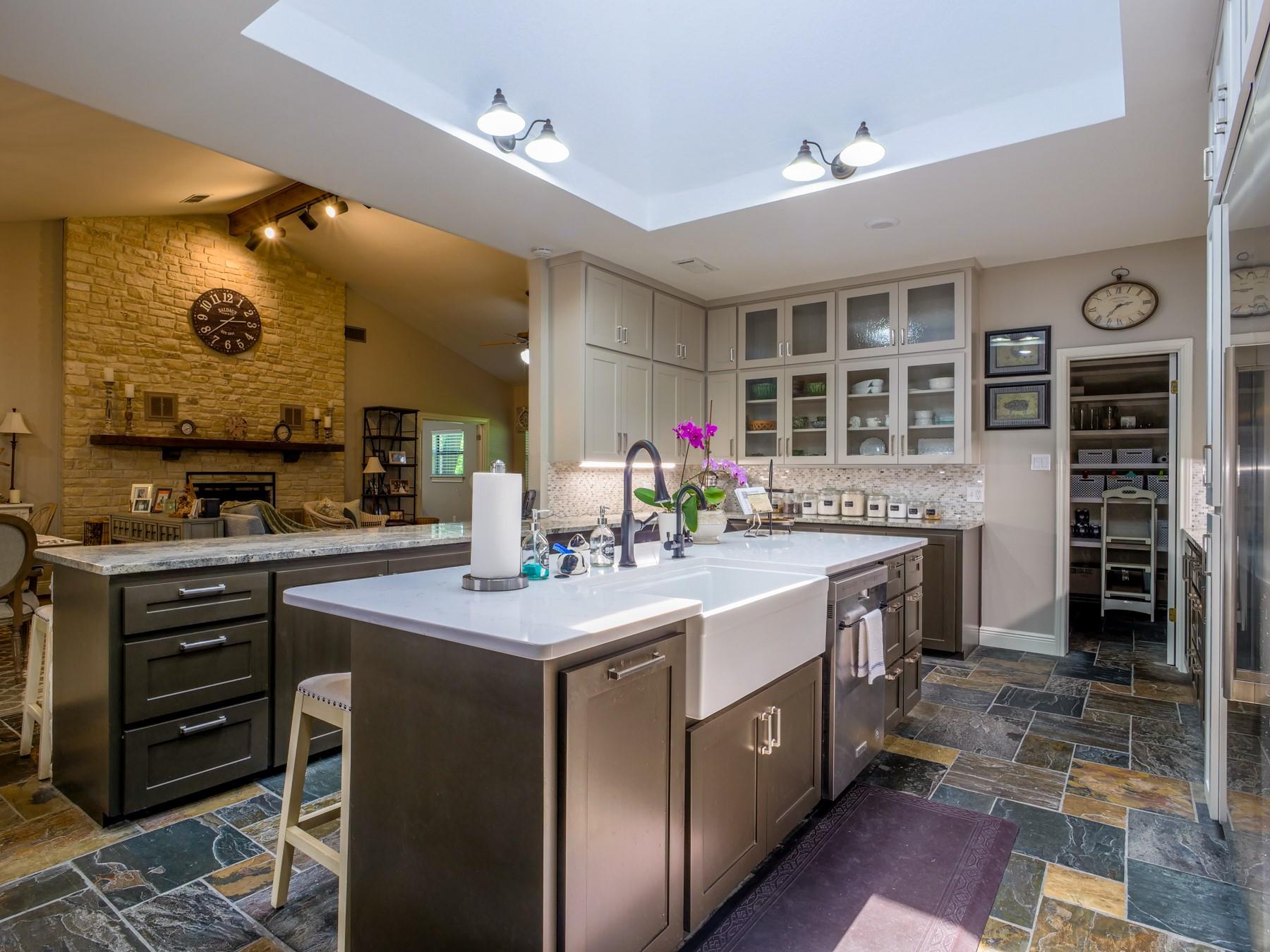 313 Meadowlakes Dr, Meadowlakes, TX 78654