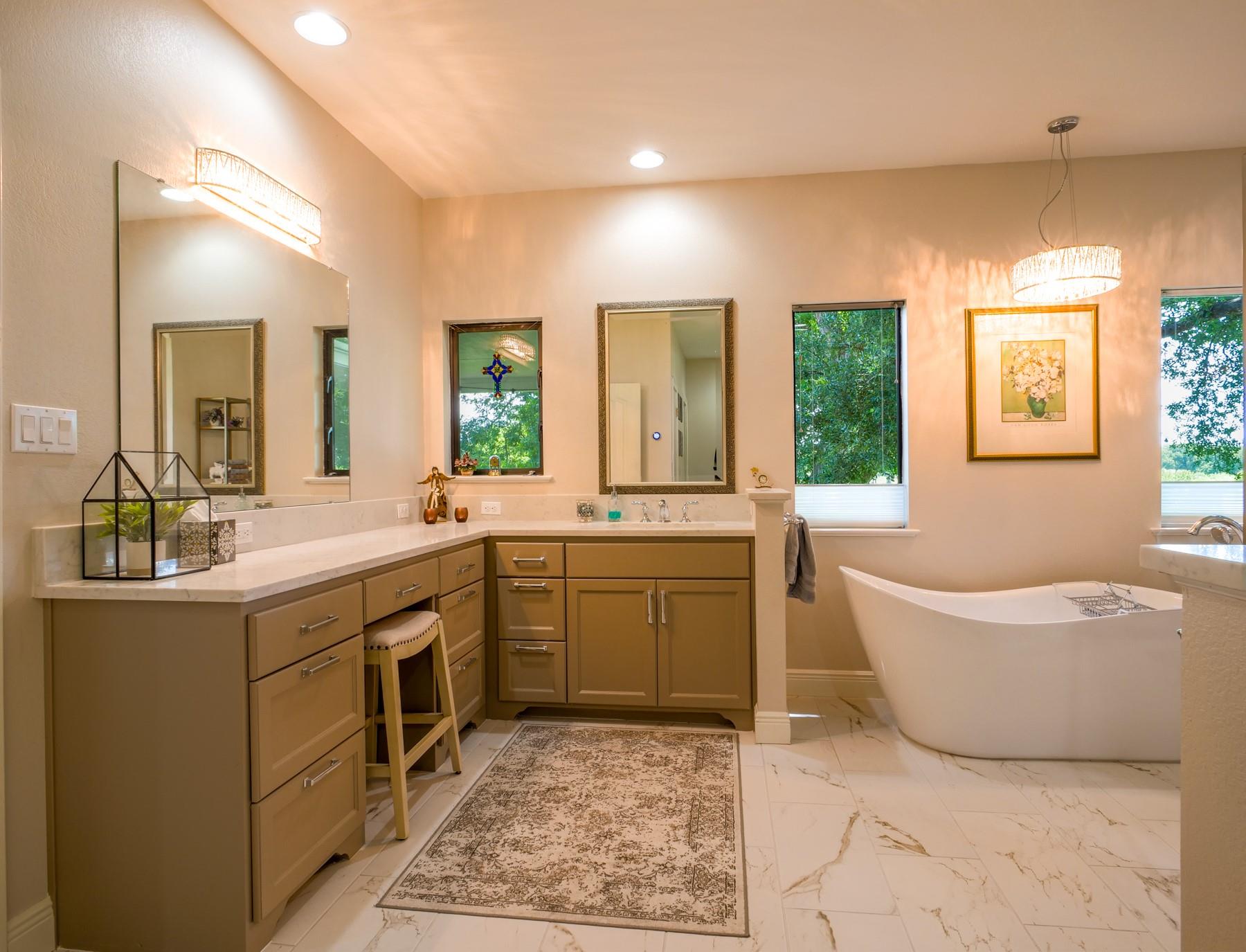 313 Meadowlakes Dr, Meadowlakes, TX 78654