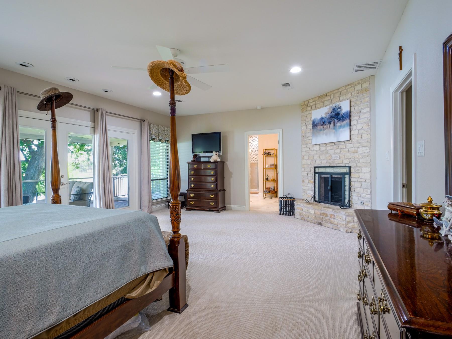 313 Meadowlakes Dr, Meadowlakes, TX 78654