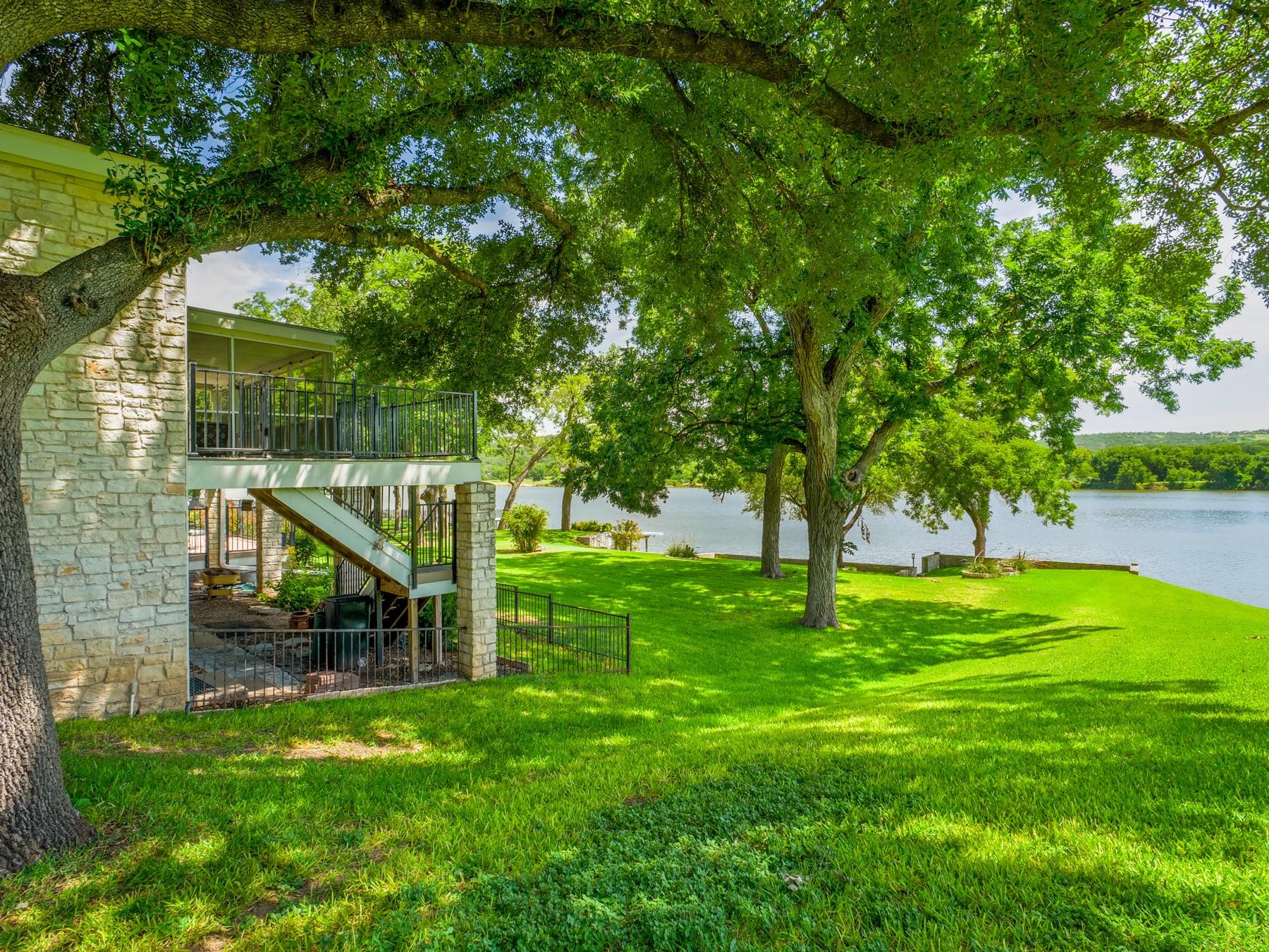 313 Meadowlakes Dr, Meadowlakes, TX 78654