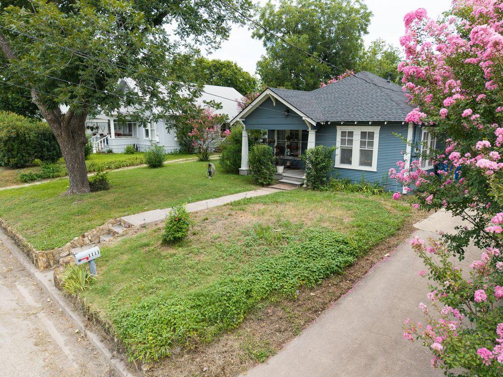 1111 McLain St, Taylor, TX 76574