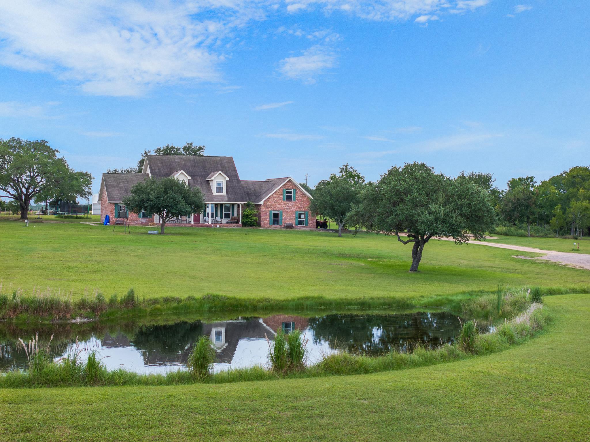 2040 W Guenther Ln, La Grange, TX 78945