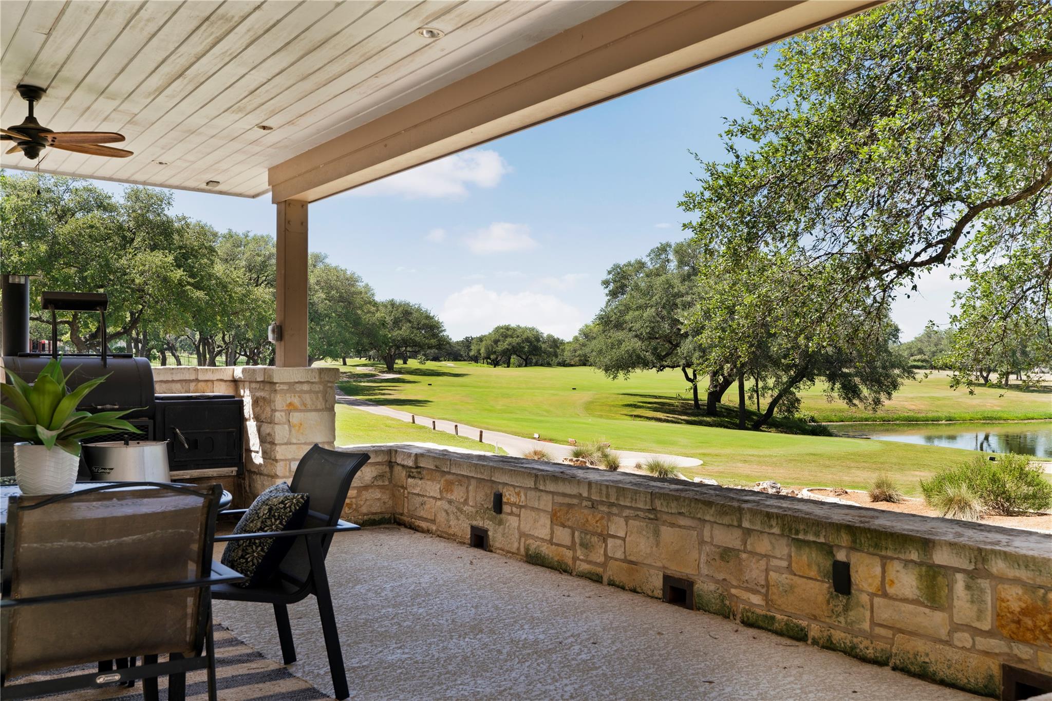 2112 Lauren Dr, Spicewood, TX 78669