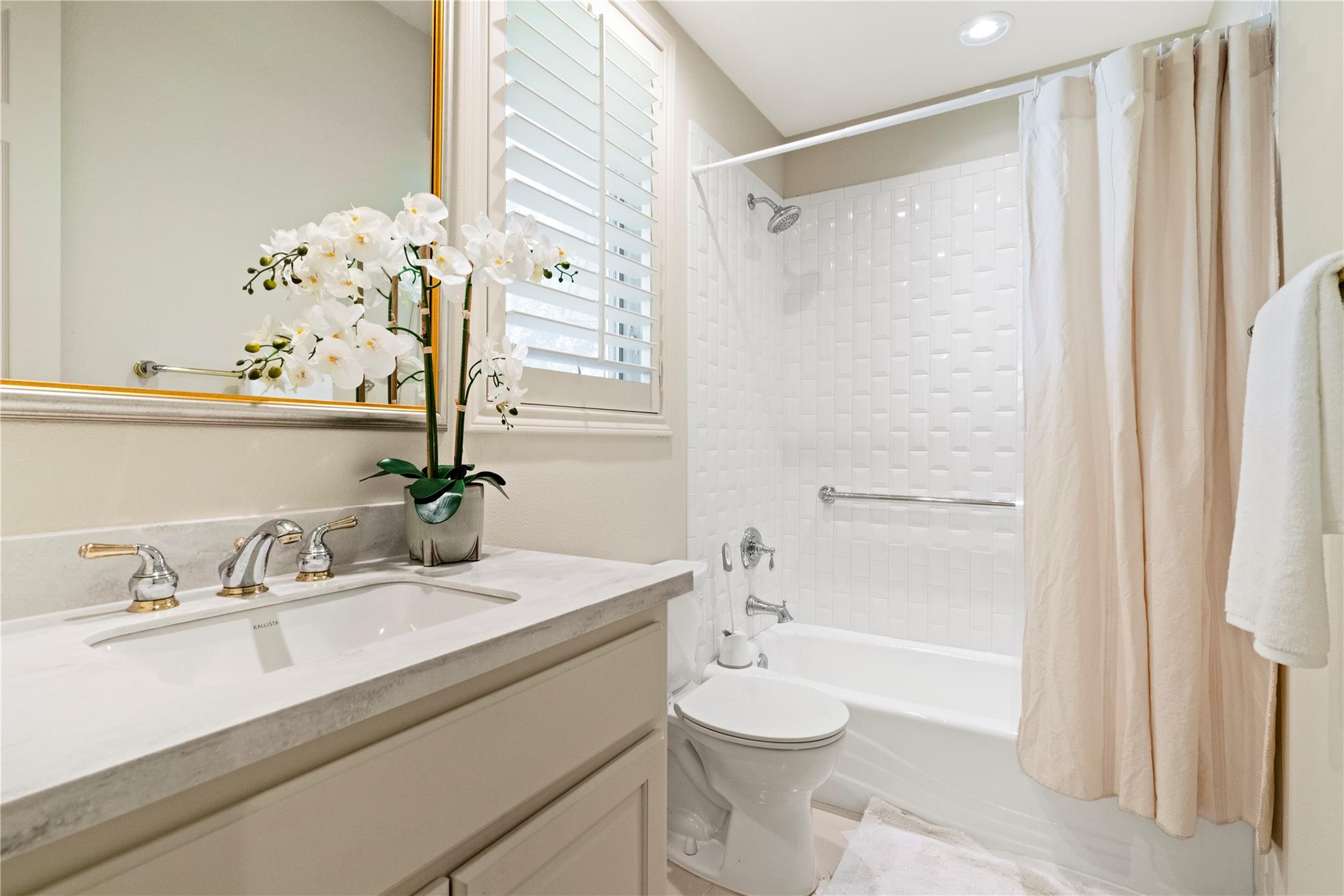 2112 Lauren Dr, Spicewood, TX 78669