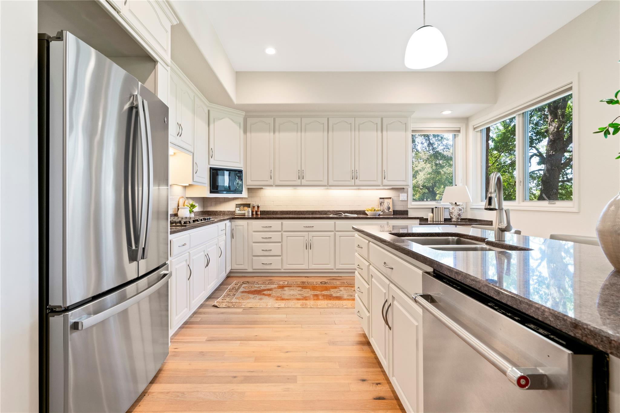 2112 Lauren Dr, Spicewood, TX 78669