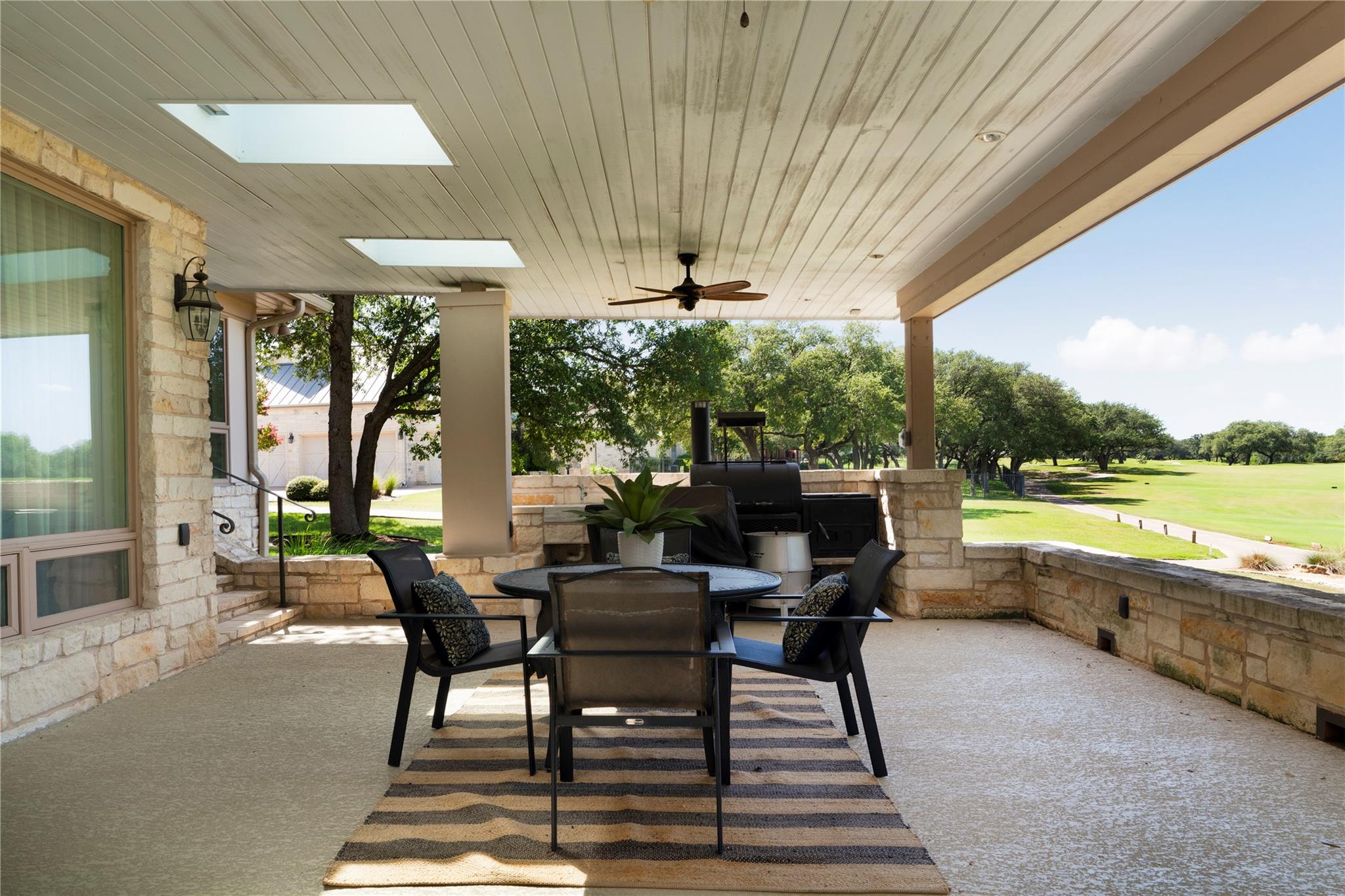 2112 Lauren Dr, Spicewood, TX 78669