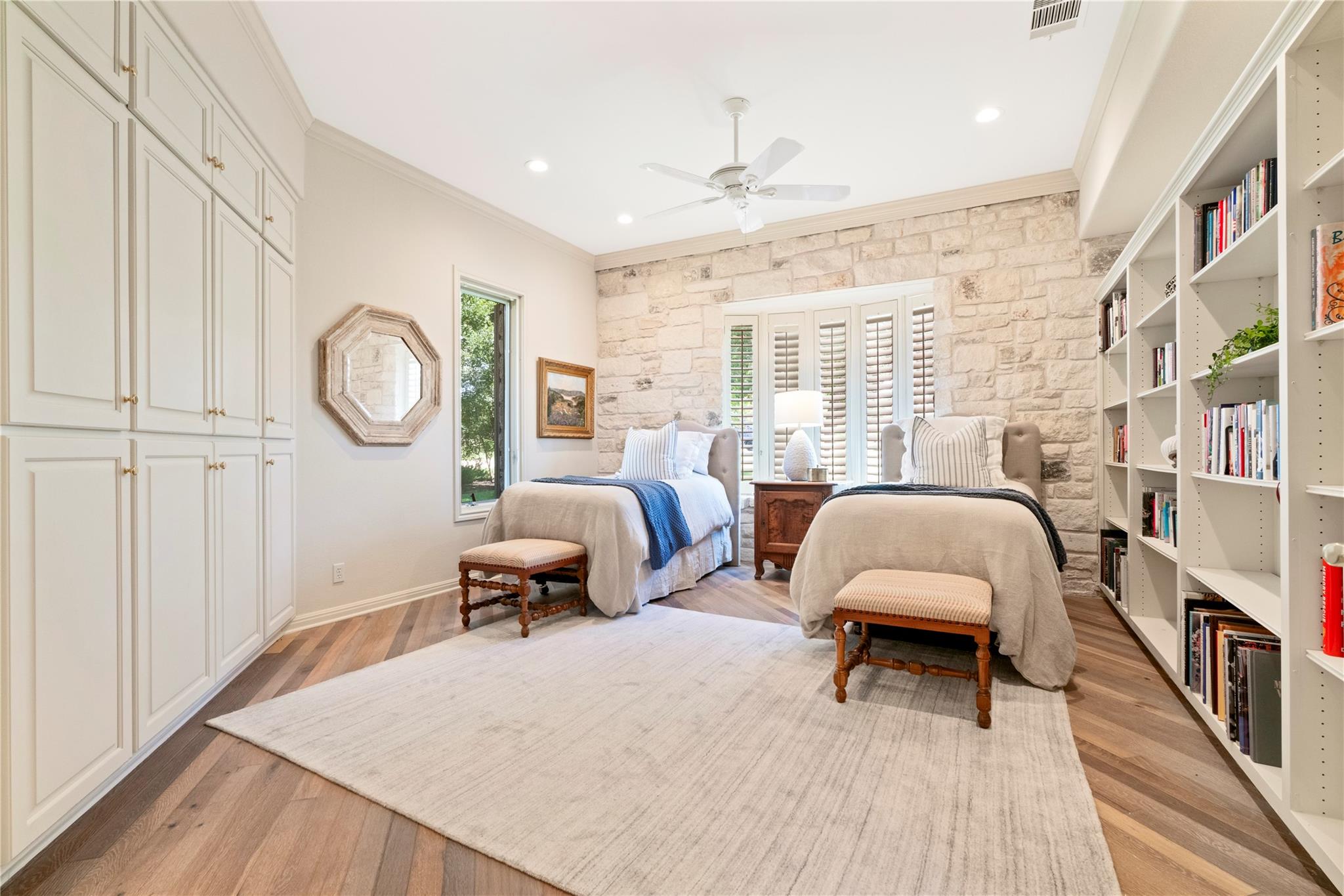 2112 Lauren Dr, Spicewood, TX 78669