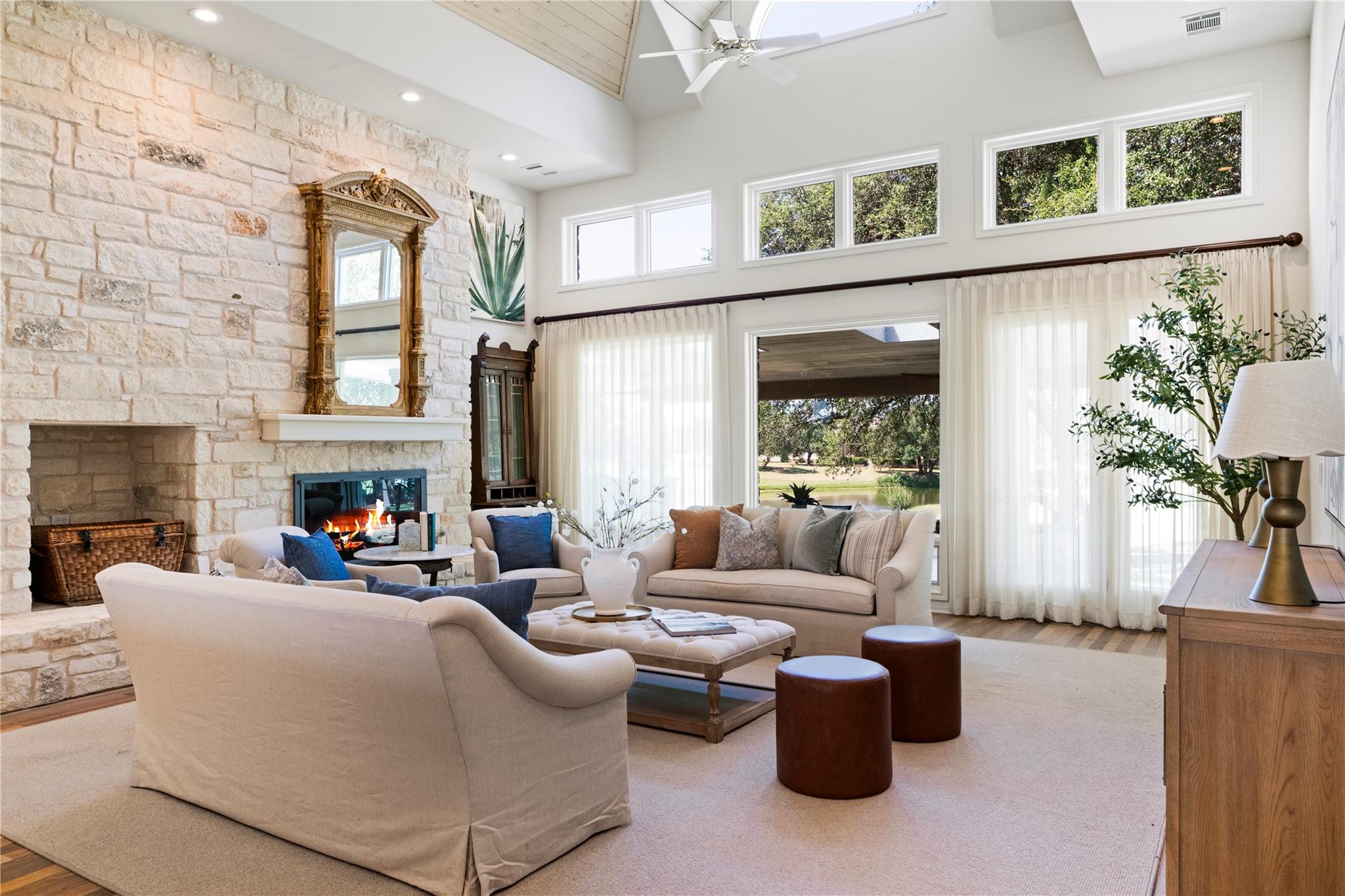 2112 Lauren Dr, Spicewood, TX 78669