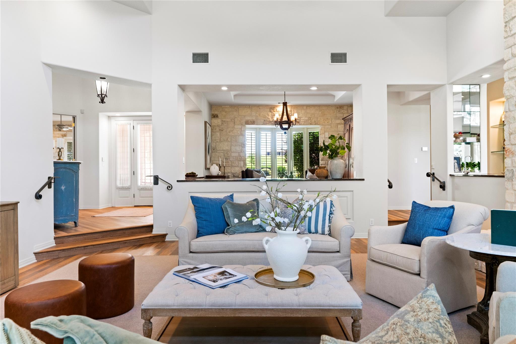 2112 Lauren Dr, Spicewood, TX 78669