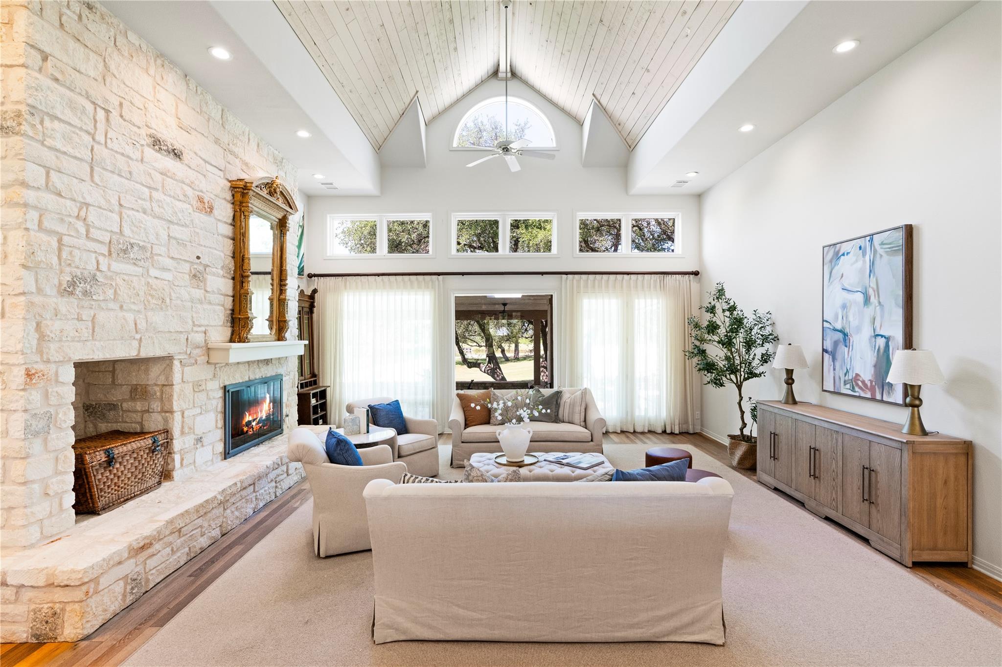 2112 Lauren Dr, Spicewood, TX 78669