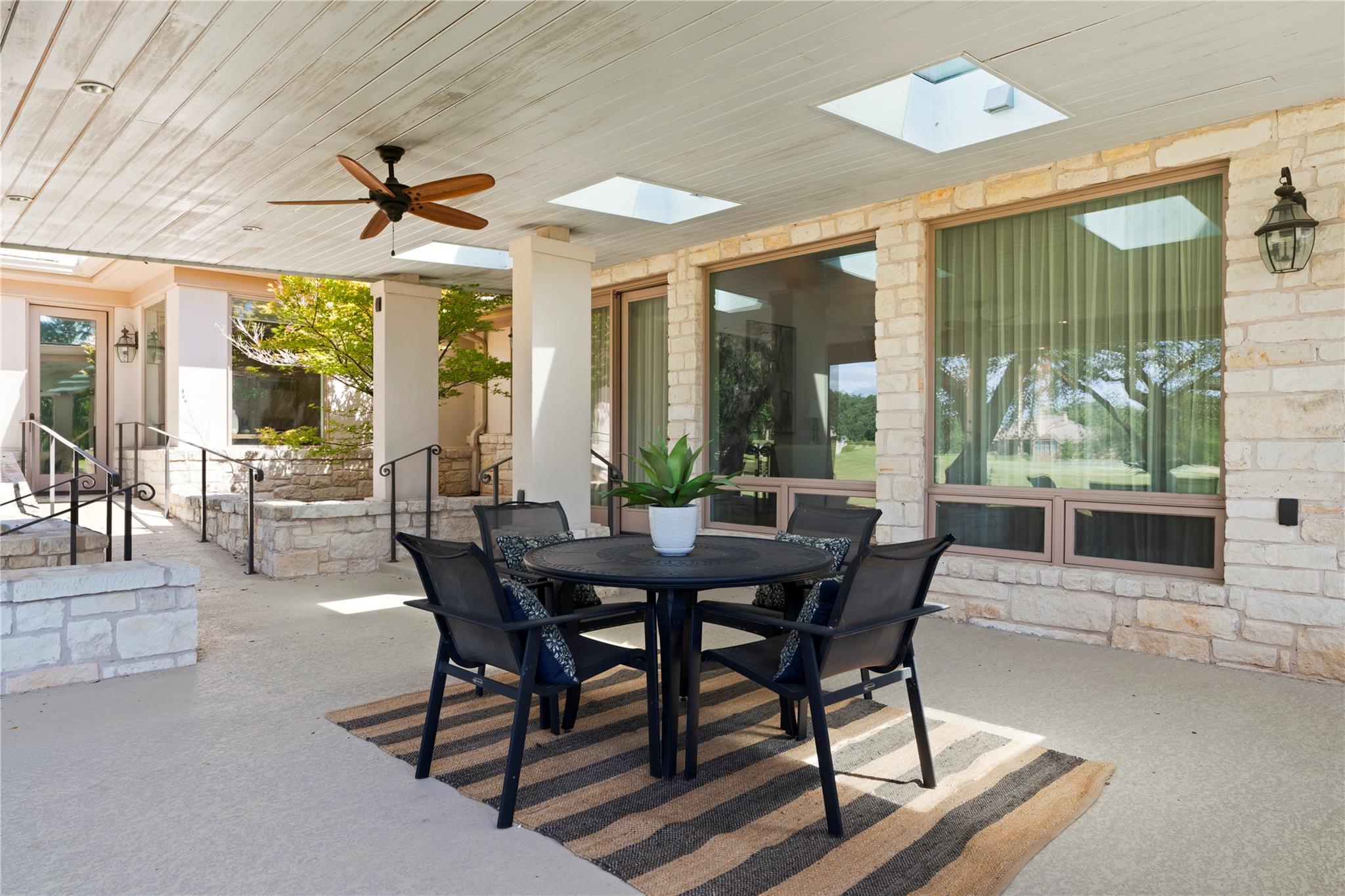 2112 Lauren Dr, Spicewood, TX 78669