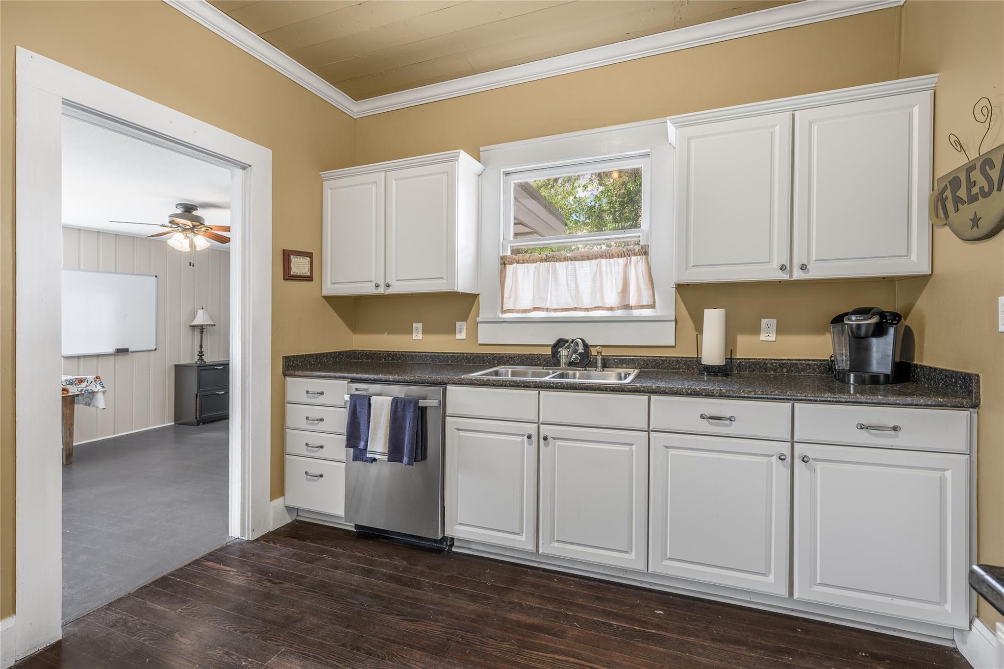 526 S Jefferson St, La Grange, TX 78945