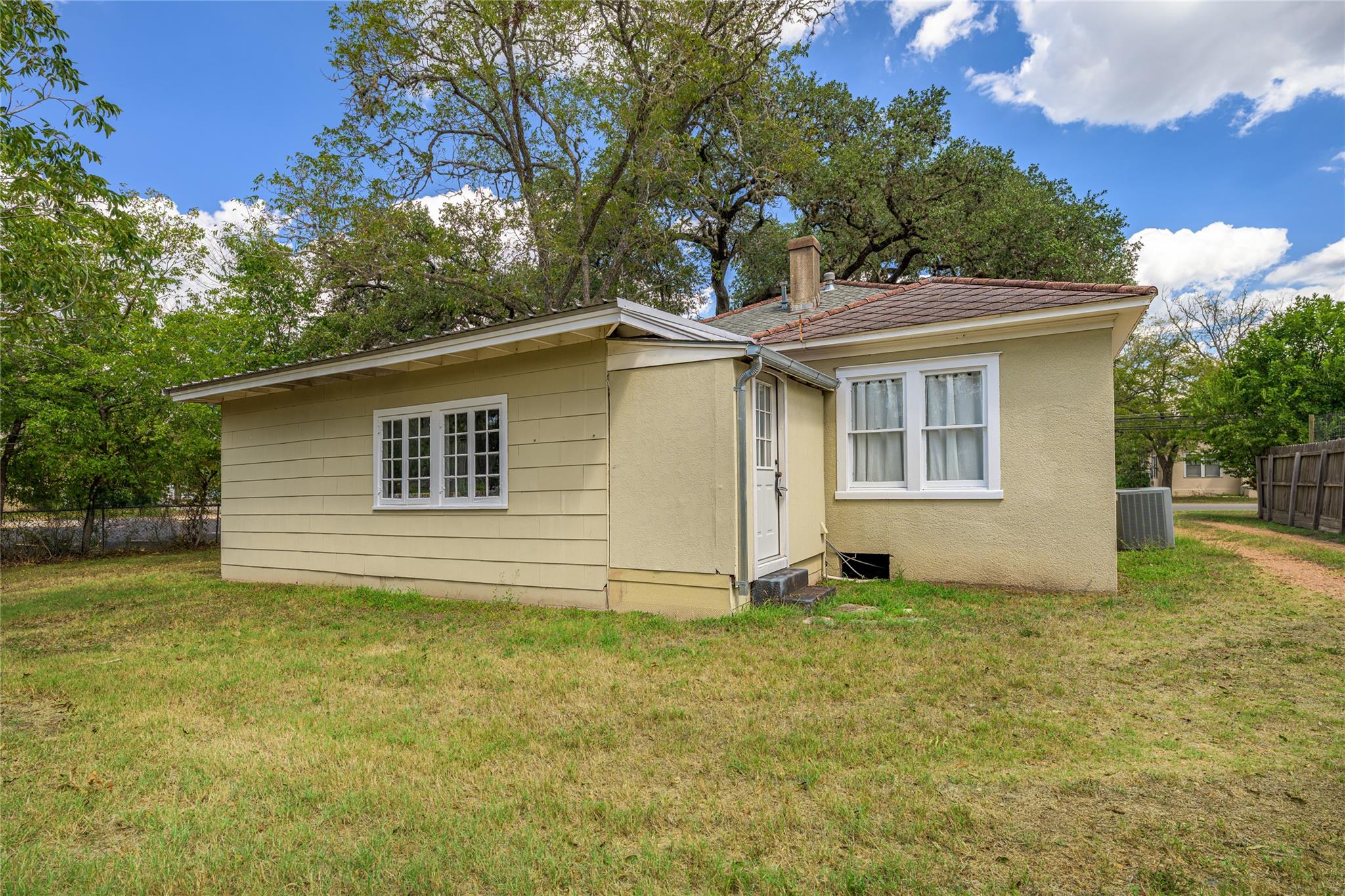 526 S Jefferson St, La Grange, TX 78945