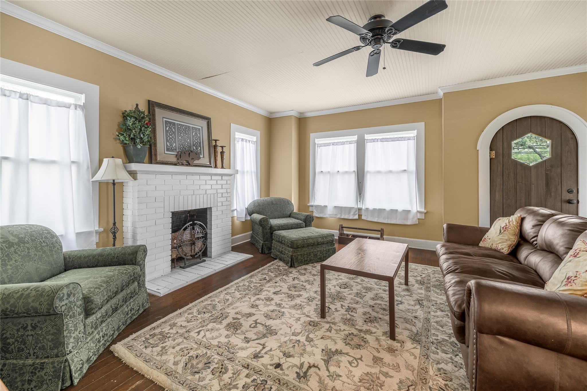 526 S Jefferson St, La Grange, TX 78945