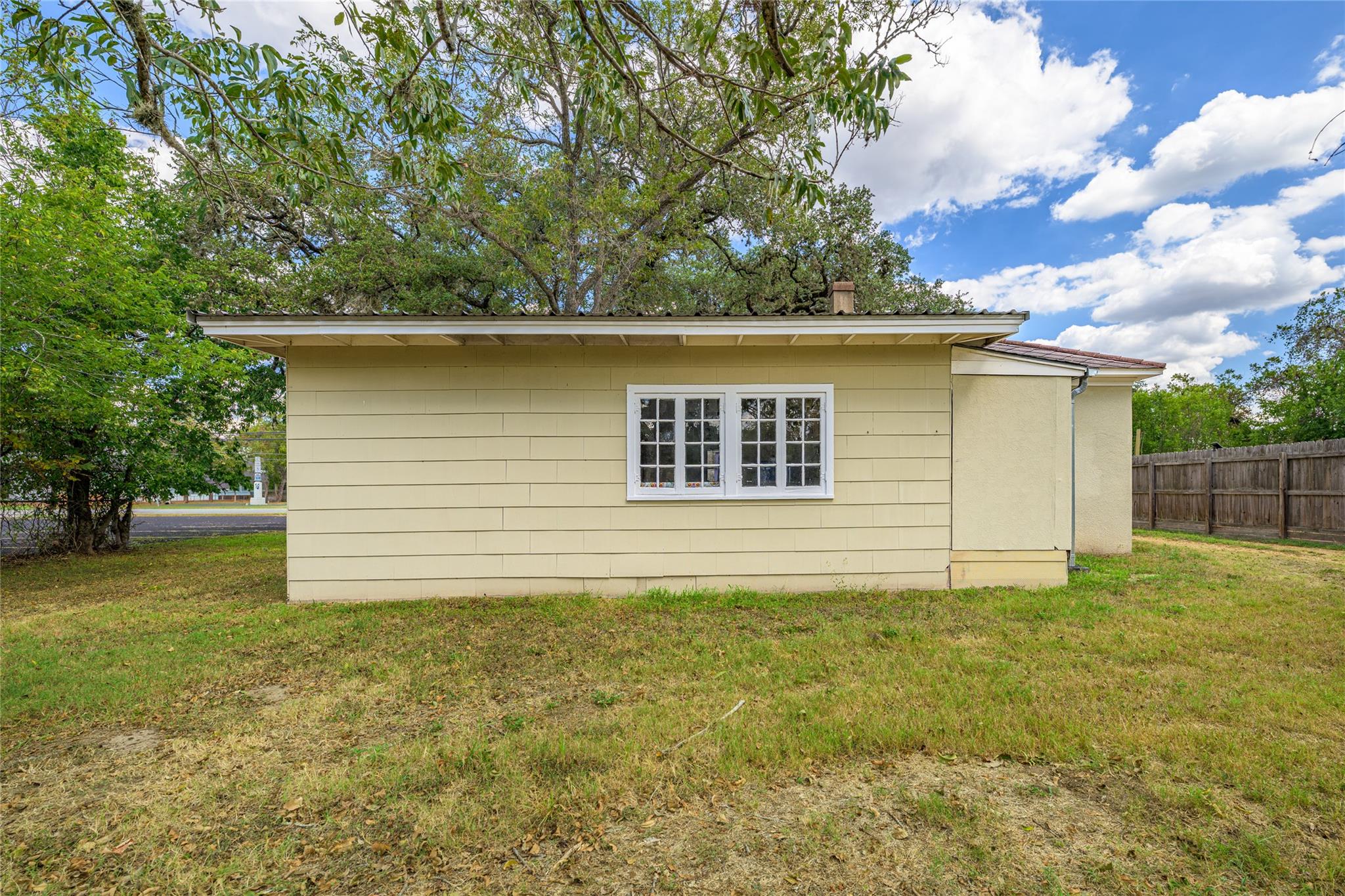 526 S Jefferson St, La Grange, TX 78945