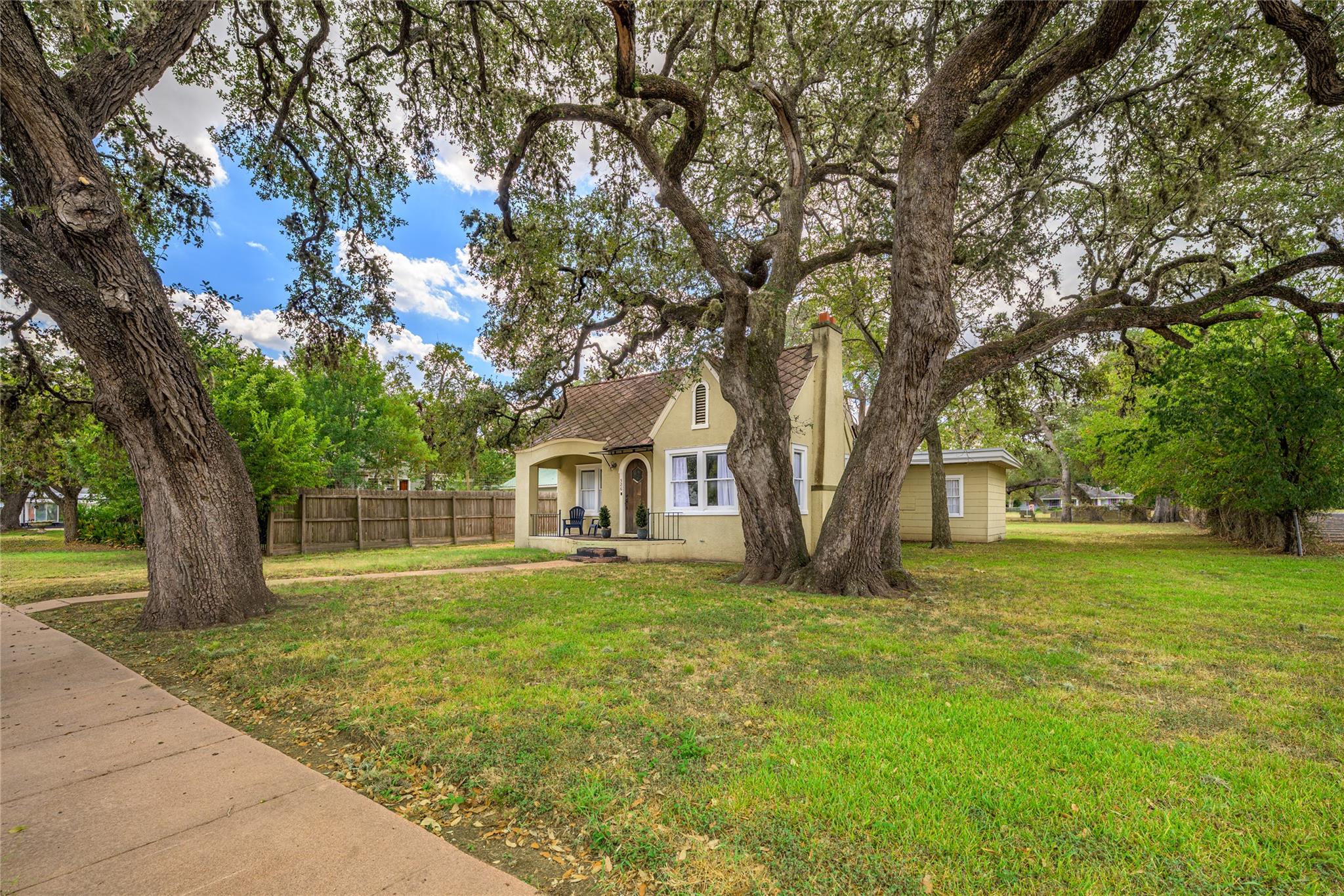 526 S Jefferson St, La Grange, TX 78945