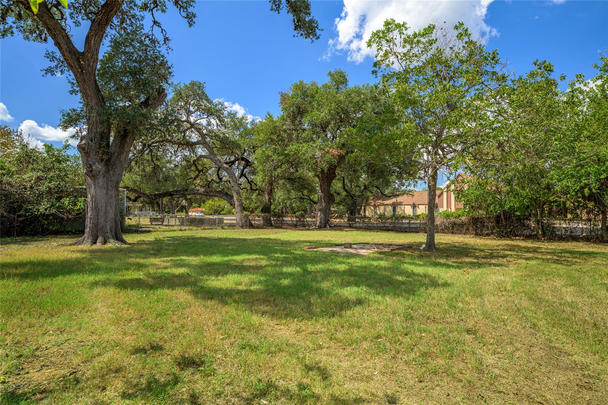 526 S Jefferson St, La Grange, TX 78945