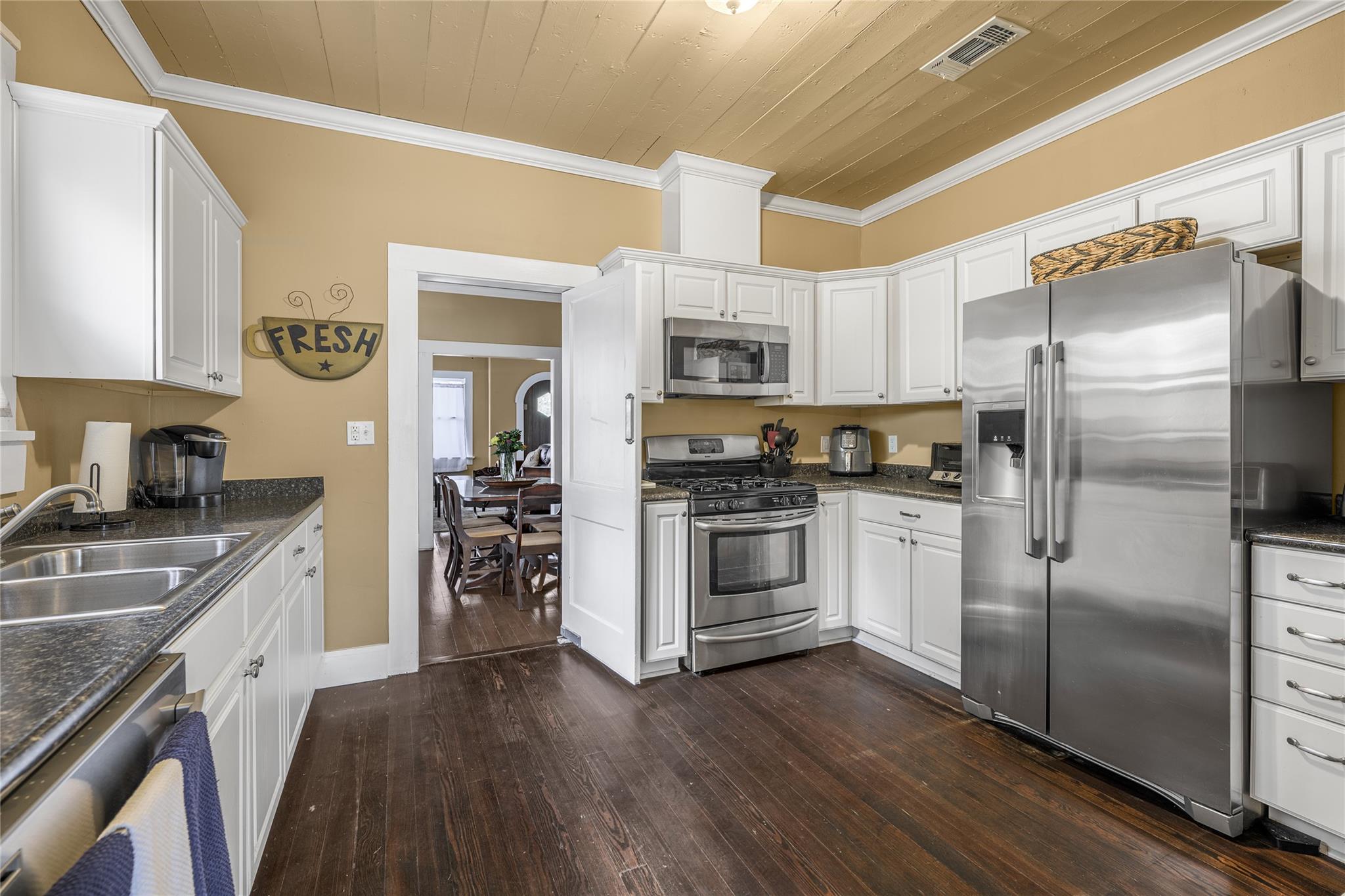 526 S Jefferson St, La Grange, TX 78945